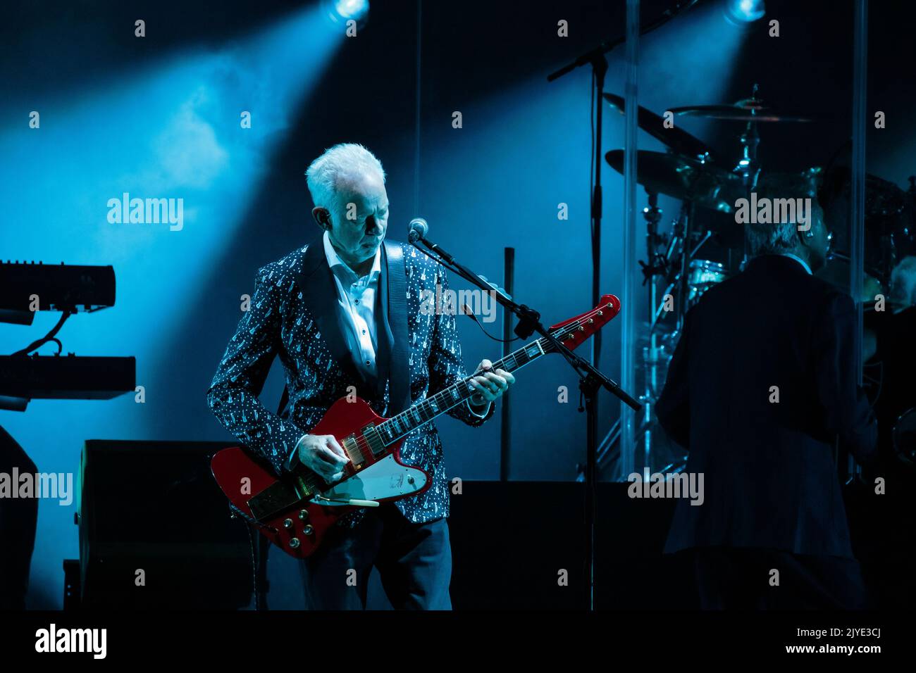 Toronto, Kanada. 07. September 2022. Gitarrist Phil Manzanera von Roxy Music, der während der 50.-jährigen Tourauftakt-Show der Band in Toronto auftrat. Drummer Paul Thompson und Bryan Ferry im Hintergrund Credit: Bobby Singh/Alamy Live News Stockfoto