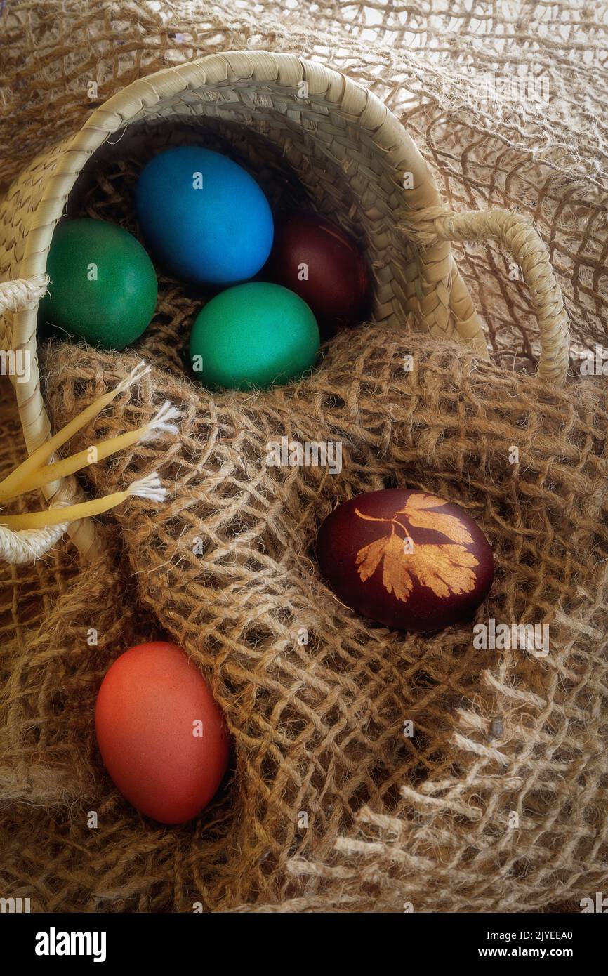 Der Osterfeiertag, Hühnereier in den traditionellen Farben gemalt, kulich, festlicher Kuchen, Kirchenkerzen. Stockfoto