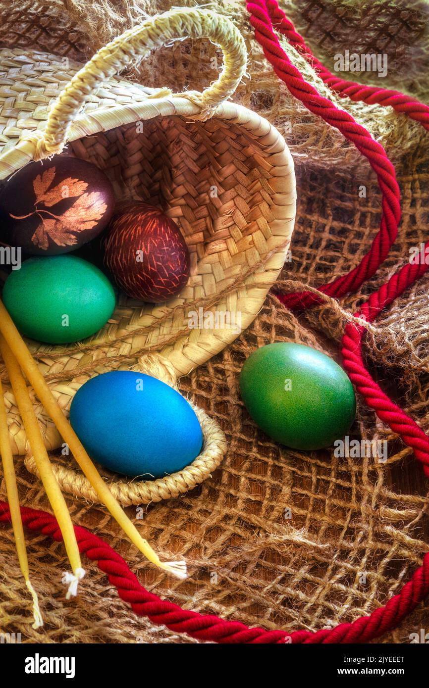 Der Osterfeiertag, Hühnereier in den traditionellen Farben gemalt, kulich, festlicher Kuchen, Kirchenkerzen. Stockfoto