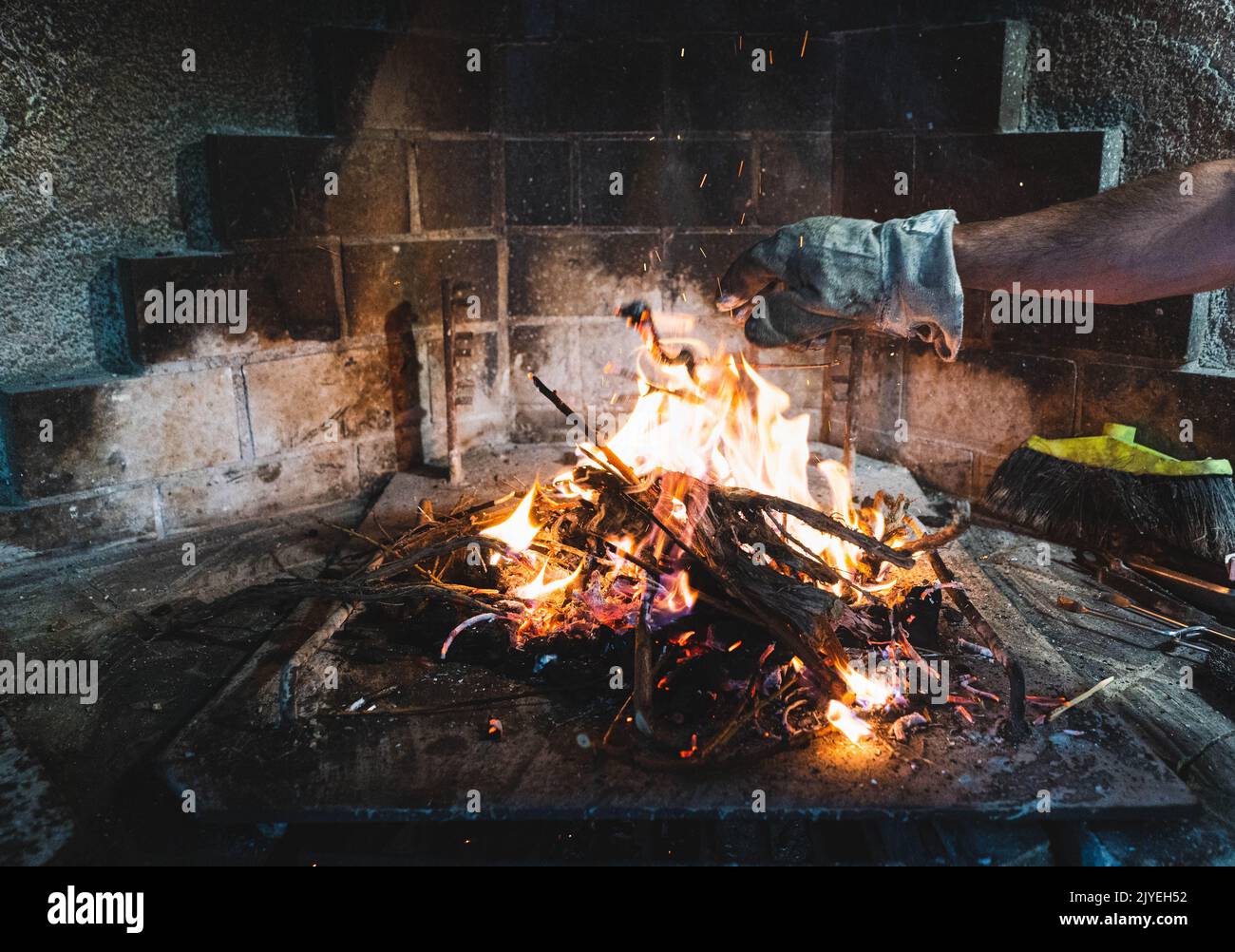 Familie macht Grill im Abendessen Party Camping in der Nacht Stockfoto