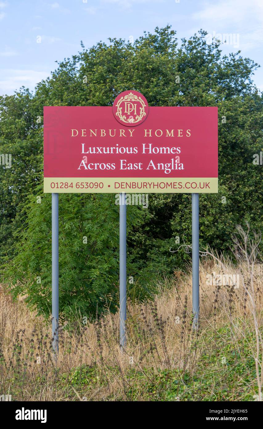 Werbeschild für luxuriöse Häuser in East Anglia, Denbury Homes Bauträger Bauherren, Suffolk, England, Großbritannien Stockfoto