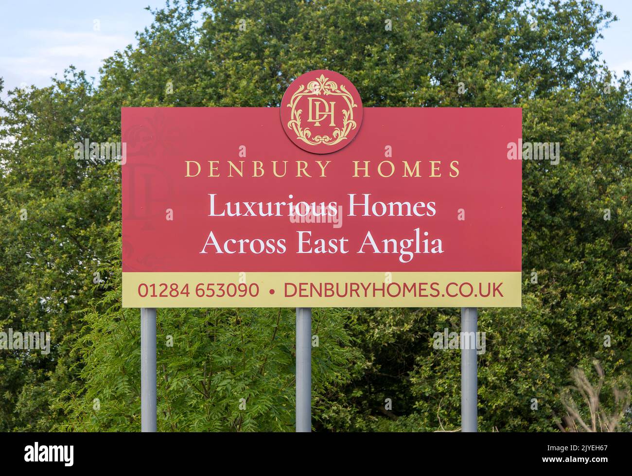 Werbeschild für luxuriöse Häuser in East Anglia, Denbury Homes Bauträger Bauherren, Suffolk, England, Großbritannien Stockfoto