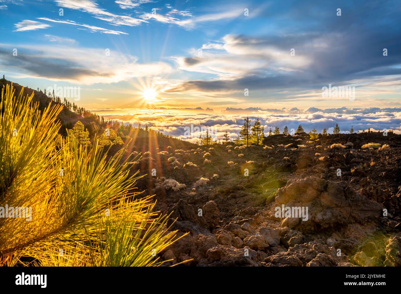 Die Sonne versinkt in den Wolken an einem Berghang auf Teneriffa Stockfoto
