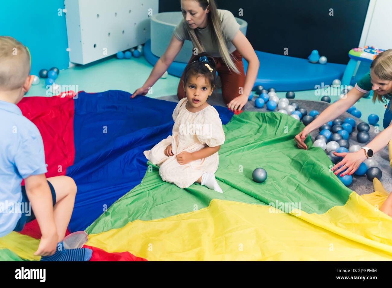  Sensorische Spielzeit im Kindergarten. Kleinkinder mit ihrem Lehrer 