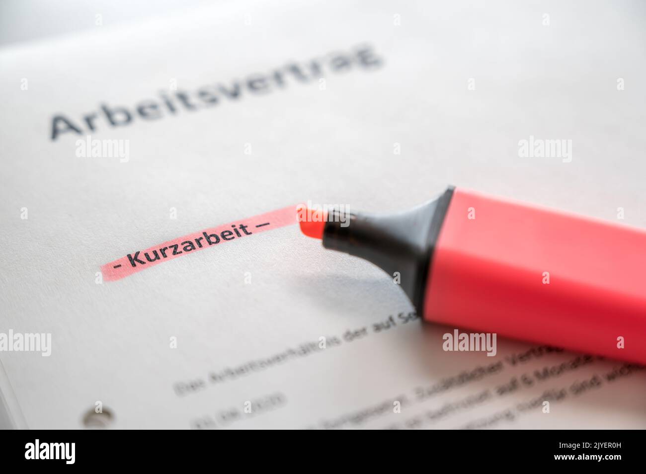 Abschluss eines Arbeitsvertrages in Kurzarbeit mit den Worten Arbeitsvertrag und Kurzarbeit in deutscher Sprache Stockfoto