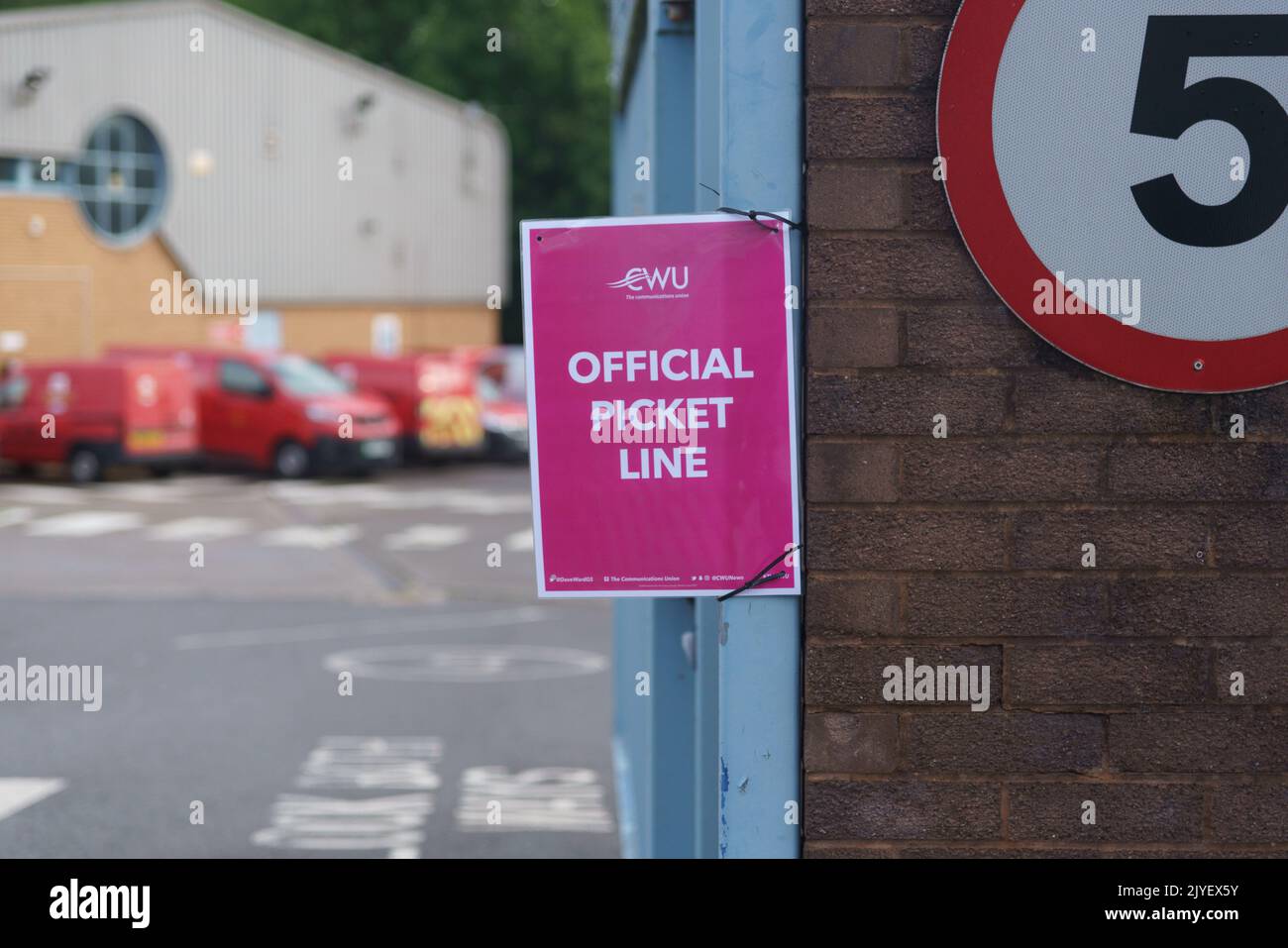 West Newport (Mill St), Gwent September 7. 2022. Royal Mail Workers setzt ihre Arbeitskampfmaßnahmen fort, die als der größte Streik im Vereinigten Königreich seit 12 Jahren gilt. Unter Berufung auf Rekordgewinne suchen Streikende für sich selbst nach besseren Lohn- und Arbeitsbedingungen, die die steilen Anstiege der Lebenshaltungskosten abdecken. Sie haben bis zur Lösung der Situation weitere Maßnahmen zugesagt. Offizielle Streikposten. Kredit: Bridget Catterall/ Alamy Live Nachrichten. Stockfoto
