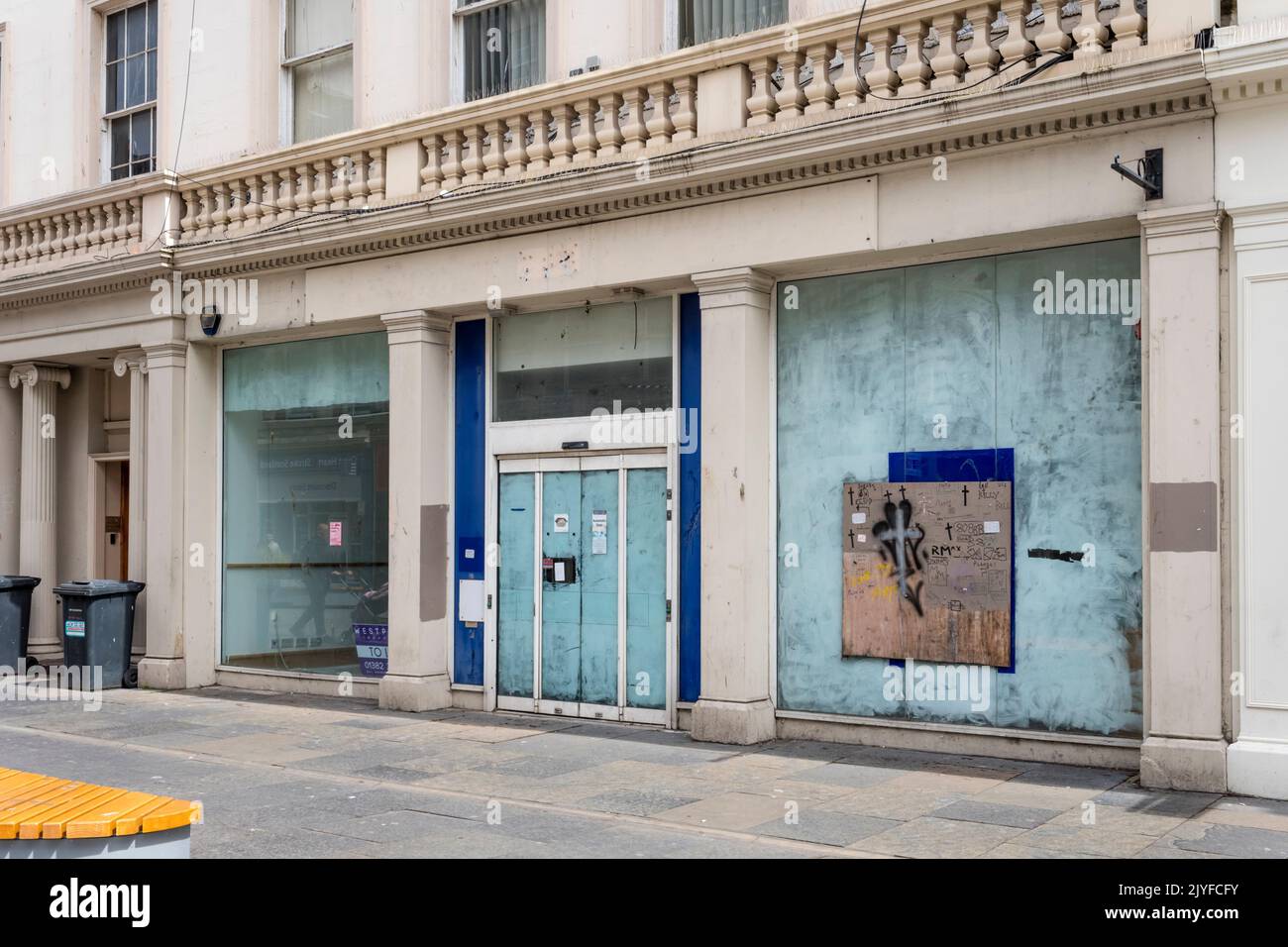 Geschlossener und leerer Laden mit weiß getünchten Fenstern in der Reform Street, Dundee, Schottland. Stockfoto