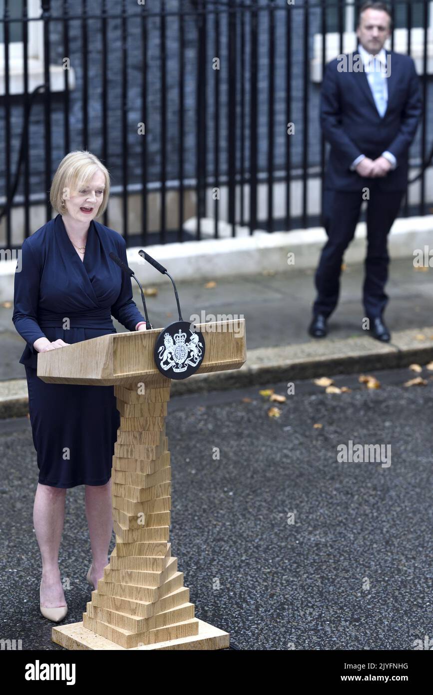 Liz Truss in Downing Street, die ihre erste Rede als britische Premierministerin hielt, während Ehemann Hugh O'Leary auf sie schaute. 6.. September 2022. Stockfoto