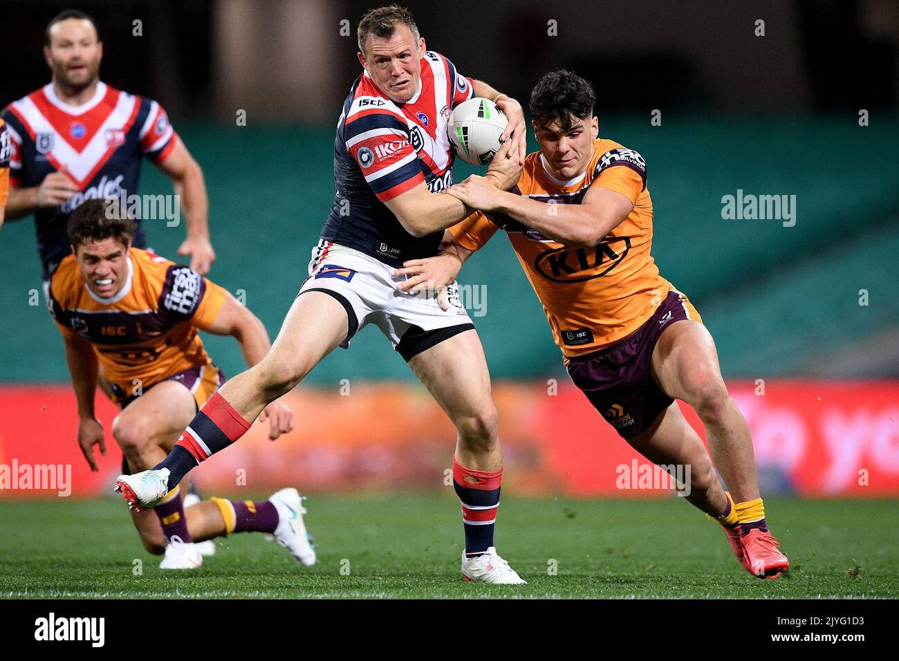 Josh Morris von den Roosters wird von Herbie Farnworth von den Broncos während des NRL-Spiels der Runde 16 zwischen den Sydney Roosters und den Brisbane Broncos beim SCG in Sydney, Freitag, 28. August 2020, angegangen. (AAP IMAGE/DAN HIMBRECHTS) KEINE ARCHIVIERUNG, NUR REDAKTIONELLE VERWENDUNG ** AUSSCHLIESSLICH REDAKTIONELLE VERWENDUNG, KEINE KOMMERZIELLE NUTZUNG, KEINE BÜCHER ** Stockfoto