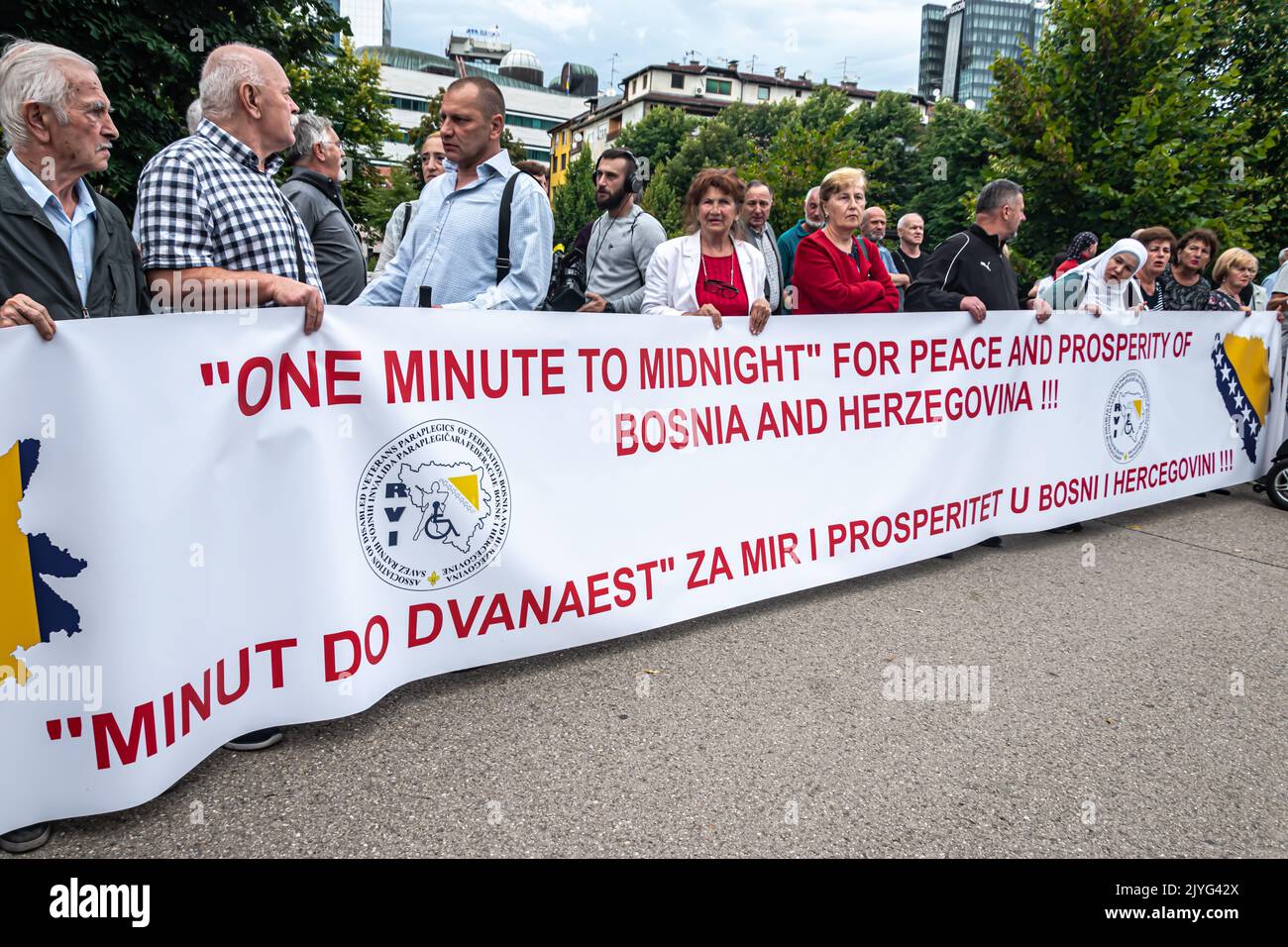 Die Bürger protestieren vor dem OHR-Gebäude gegen die Änderung des Wahlgesetzes in Bosnien und Herzegowina Stockfoto