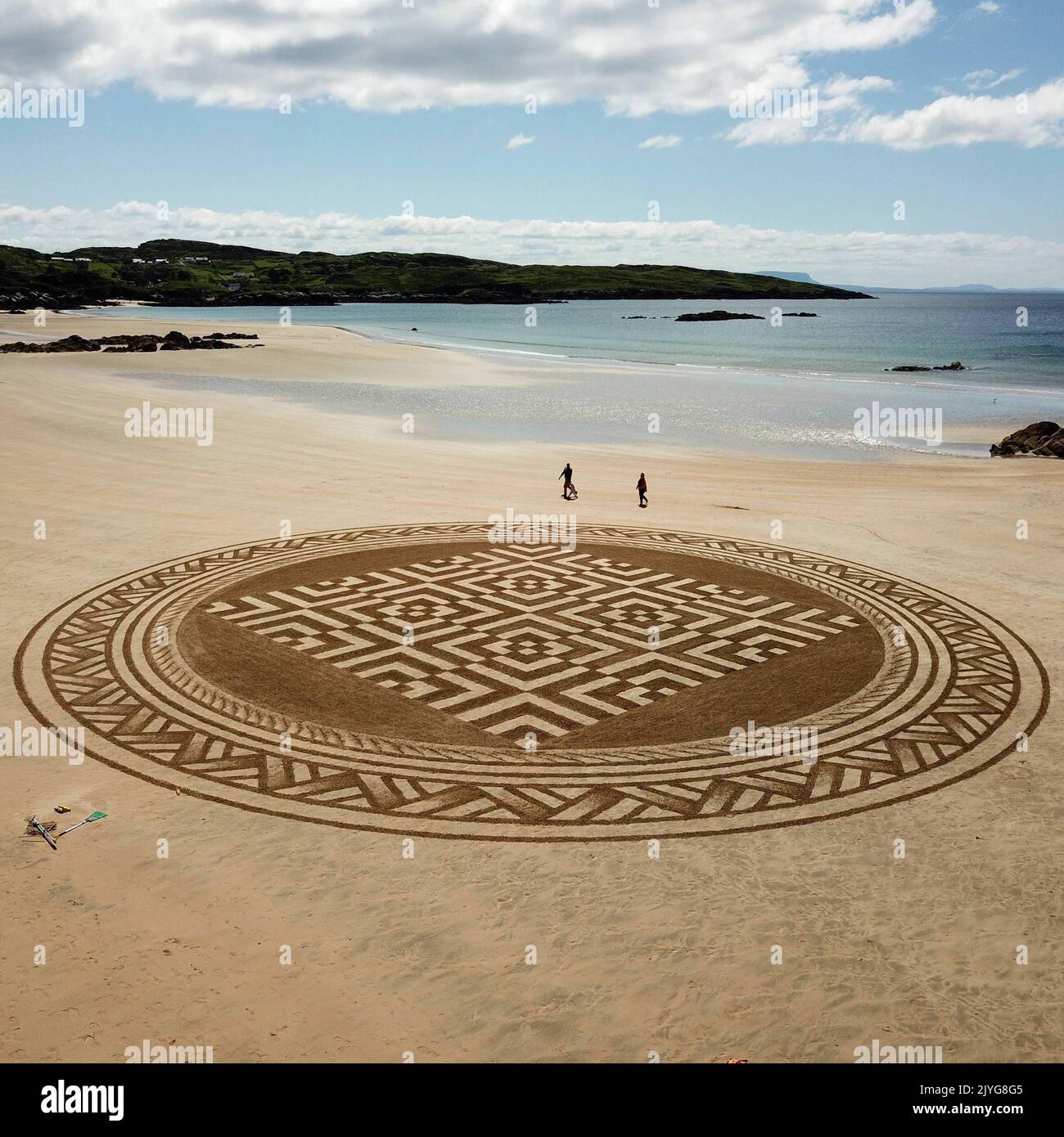 Ein atemberaubendes keltisches Muster. Irland, Großbritannien: VON PSYCHEDELISCH anmuternden Mustern bis hin zu riesigen Pooch-Porträts sind dies die besten Sandkunst-Meisterwerke, die es zu haben gilt Stockfoto