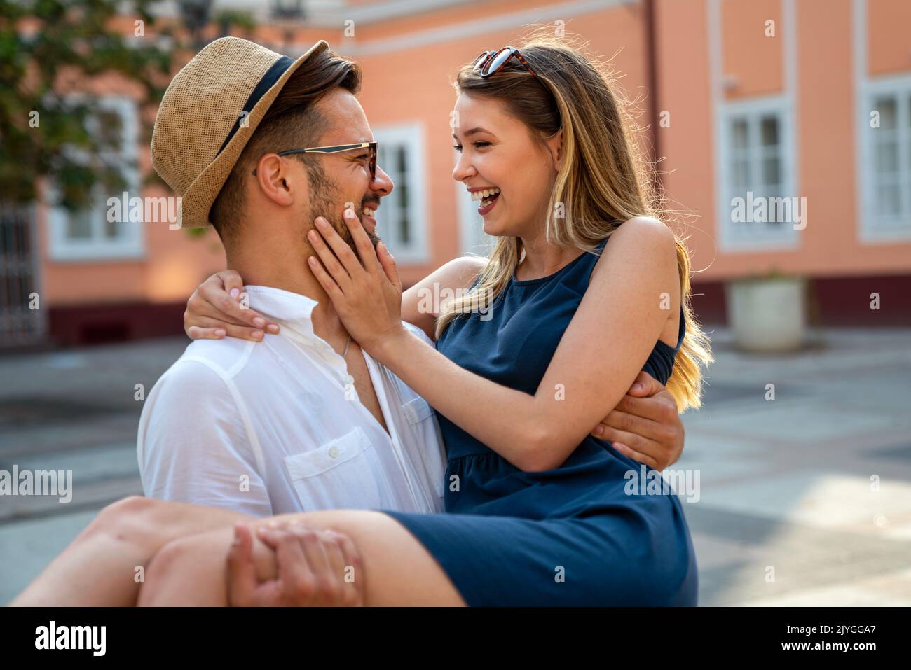 Portrait von glücklichen Paar mit Datum und Spaß im Urlaub. Menschen reisen Liebe Glück Konzept. Stockfoto