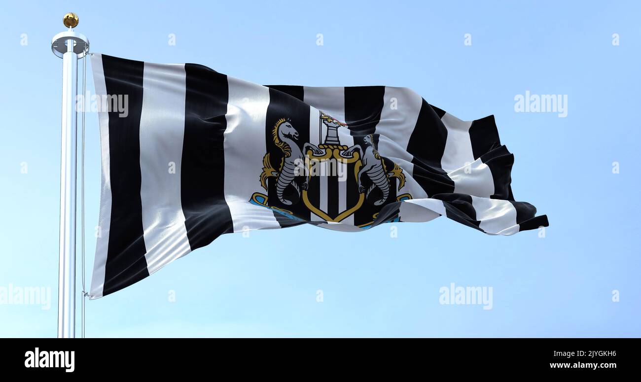 Newcastle, Großbritannien, 2022. Mai: Die Flagge von Newcastle United winkt an einem klaren Tag im Wind. Newcastle United ist ein englischer Fußballverein Stockfoto