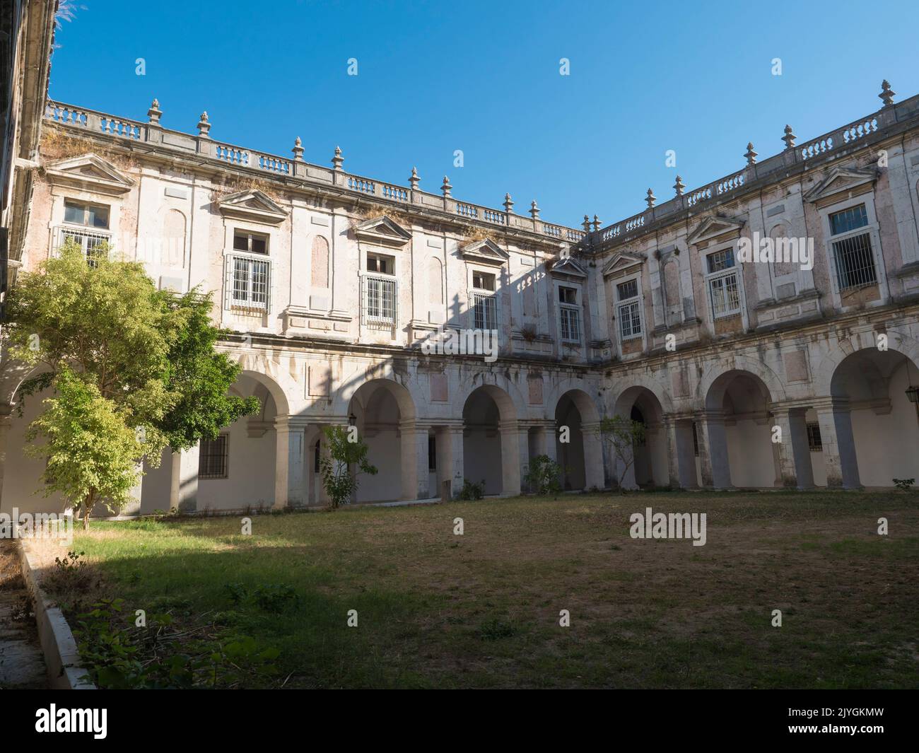 Lissabon, Portugal, 24. Oktober 2021: Blick auf den Innenhof des Convento de Nossa Senhora da Graca, Lissabon, Portugal. Stockfoto