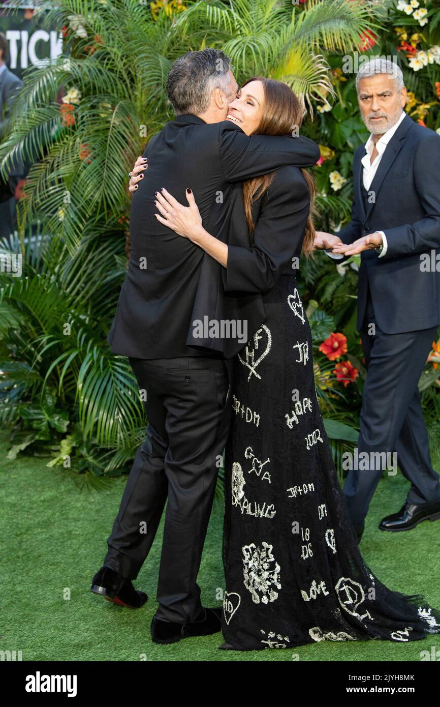 London, Großbritannien. 07. September 2022. George Clooney, Ol Parker und Julia Roberts nehmen am 7.. September 2022 an der Weltpremiere von ‘Ticket to Paradise' im Odeon Luxe, Leicester Square, London, Teil. Quelle: Gary Mitchell, GMP Media/Alamy Live News Stockfoto