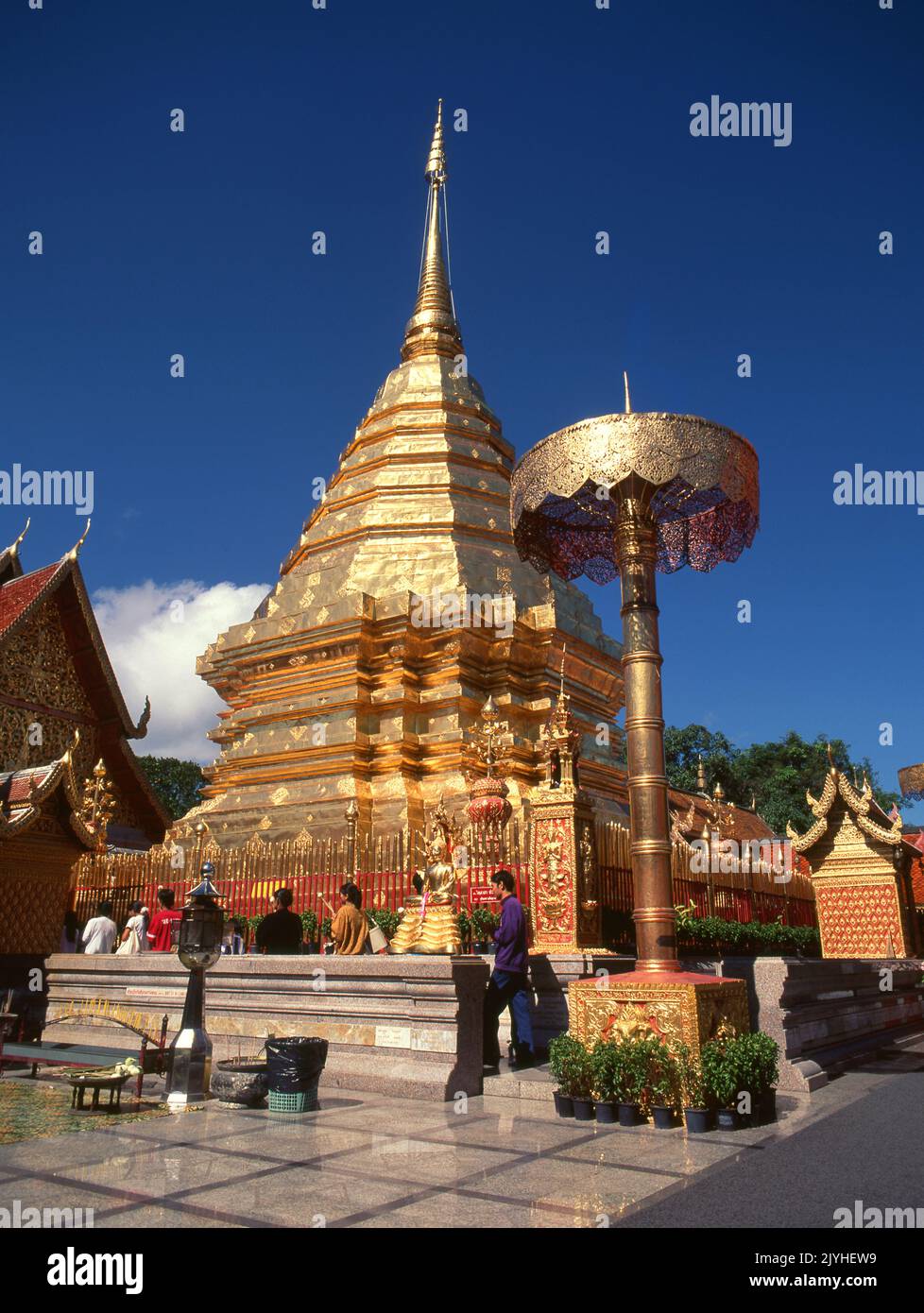 Thailand: Wat Phrathat Doi Suthep, ein buddhistischer Tempel der Theravada, der sich auf dem Doi Suthep (Suthep-Berg) befindet und die Stadt Chiang Mai überblickt. Der prächtige vergoldete Chedi aus dem 16.. Jahrhundert bietet einen herrlichen Blick über das Tal Chiang Mai bis zum Fluss Ping. König Mengrai gründete 1296 die Stadt Chiang Mai (was "neue Stadt" bedeutet) und folgte Chiang Rai als Hauptstadt des Lanna-Königreichs nach. Stockfoto