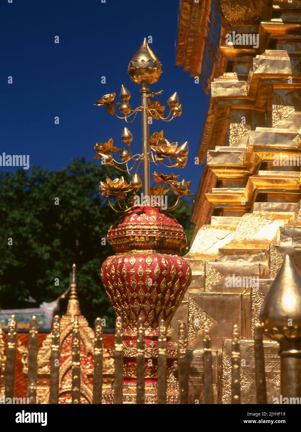 Thailand: Wat Phrathat Doi Suthep, ein buddhistischer Tempel der Theravada, der sich auf dem Doi Suthep (Suthep-Berg) befindet und die Stadt Chiang Mai überblickt. Der prächtige vergoldete Chedi aus dem 16.. Jahrhundert bietet einen herrlichen Blick über das Tal Chiang Mai bis zum Fluss Ping. König Mengrai gründete 1296 die Stadt Chiang Mai (was "neue Stadt" bedeutet) und folgte Chiang Rai als Hauptstadt des Lanna-Königreichs nach. Stockfoto