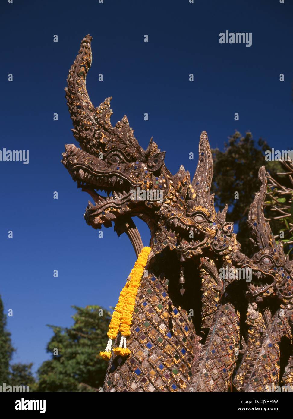 Thailand: Naga (mythische Schlange) Balustrade, Wat Phrathat Doi Suthep, ein buddhistischer Tempel der Theravada auf dem Doi Suthep (Suthep Berg), mit Blick auf die Stadt Chiang Mai. Der prächtige vergoldete Chedi aus dem 16.. Jahrhundert bietet einen herrlichen Blick über das Tal Chiang Mai bis zum Fluss Ping. König Mengrai gründete 1296 die Stadt Chiang Mai (was "neue Stadt" bedeutet) und folgte Chiang Rai als Hauptstadt des Lanna-Königreichs nach. Stockfoto