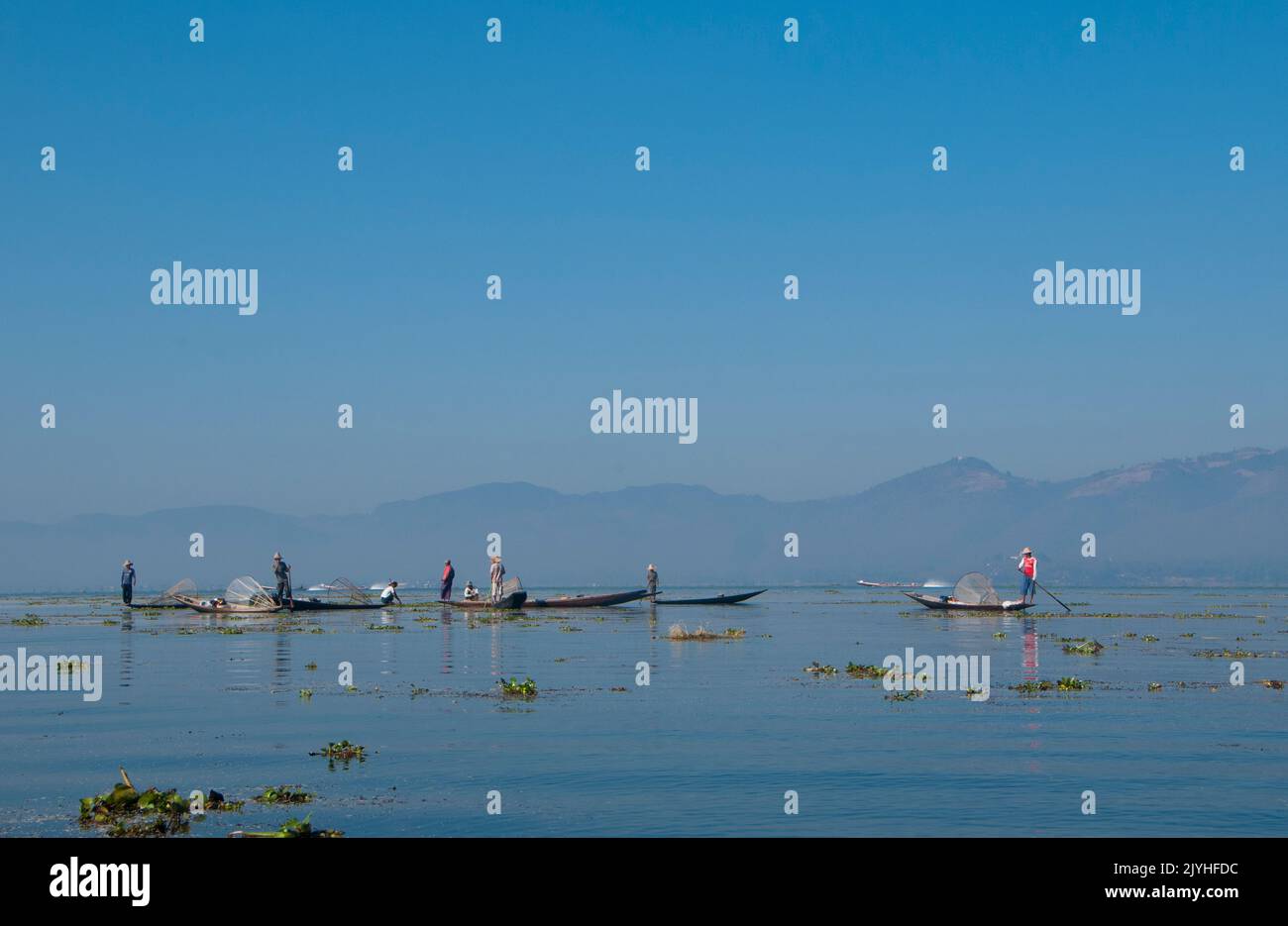Burma / Myanmar: Intha-Fischer auf dem Inle Lake, Shan State. Inle Lake ist ein Süßwassersee im Bundesstaat Shan. Es ist der zweitgrößte See in Myanmar und einer der höchsten in einer Höhe von 2.900 Fuß (880 m). Die rund 70.000 Einwohner des Inle-Sees (Intha genannt) leben in vier am See angrenzenden Städten, in zahlreichen kleinen Dörfern am Seeufer und am See selbst. Die Bevölkerung besteht überwiegend aus Intha, mit einer Mischung aus anderen Shan, Taungyo, Pa-O (Taungthu), Danu, Kayah, Danaw- und Bamar-Ethnien. Stockfoto