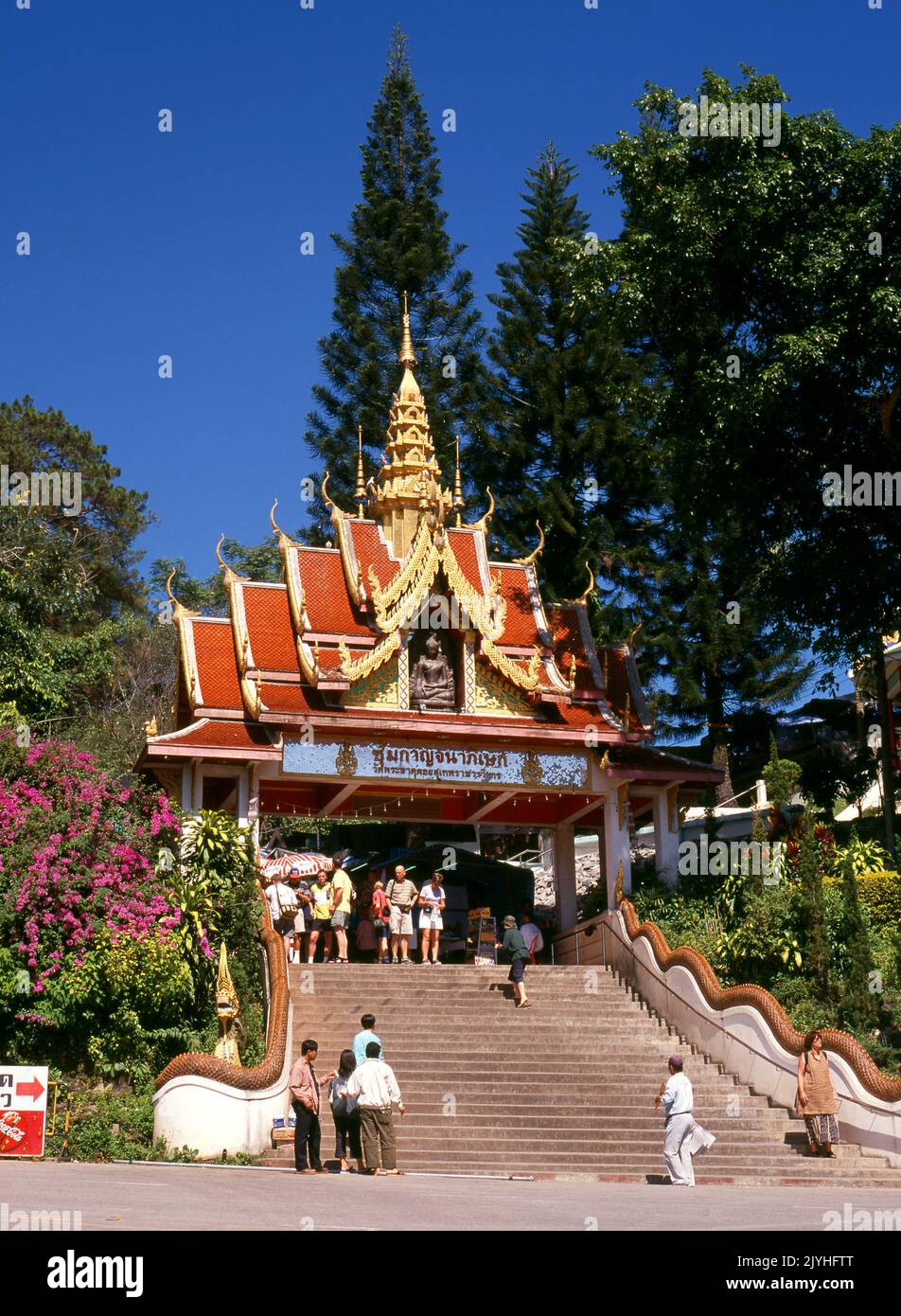 Thailand: Der Eingang zum Wat Phrathat Doi Suthep, einem buddhistischen Tempel der Theravada, der sich am Doi Suthep (Suthep-Berg) befindet und die Stadt Chiang Mai überblickt. Der prächtige vergoldete Chedi aus dem 16.. Jahrhundert bietet einen herrlichen Blick über das Tal Chiang Mai bis zum Fluss Ping. König Mengrai gründete 1296 die Stadt Chiang Mai (was "neue Stadt" bedeutet) und folgte Chiang Rai als Hauptstadt des Lanna-Königreichs nach. Stockfoto