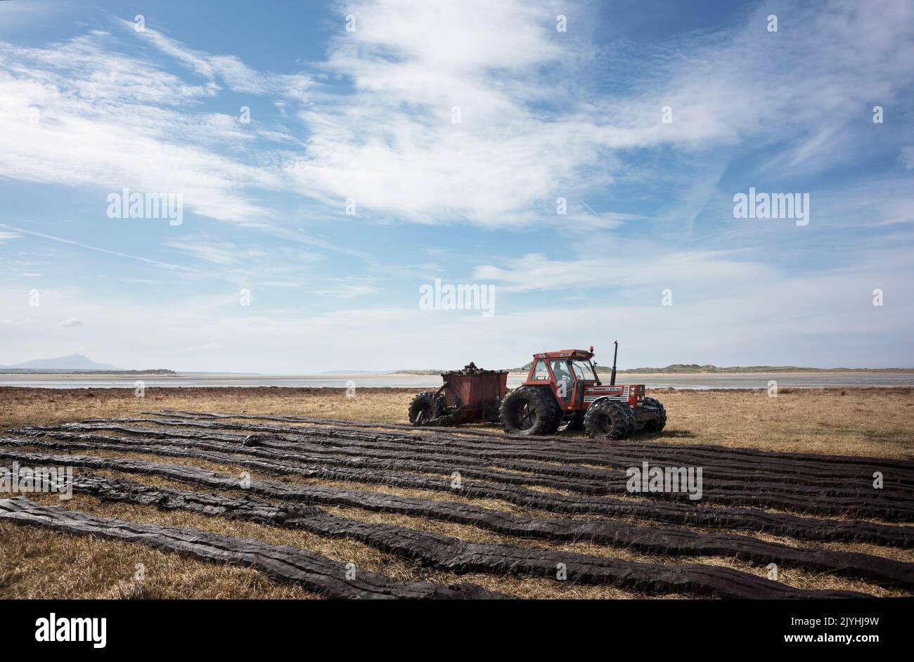 Ein Bagger und ein Trichter auf einem Moor an der Küste von West-Irland. Stockfoto