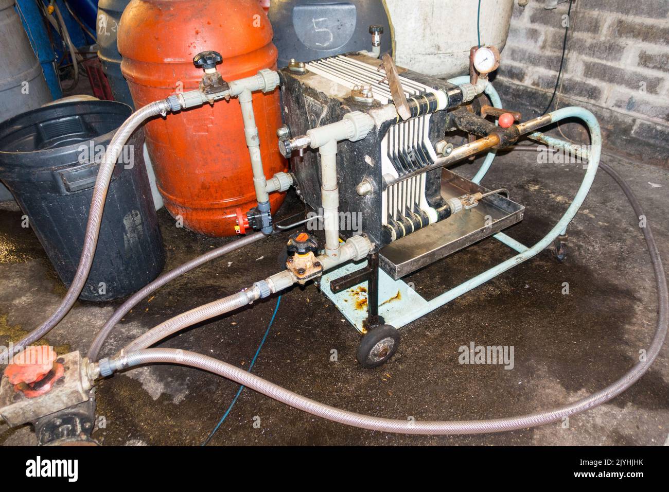 Weinfilterpresse in Weinbereinigung und -Filterung, England, Großbritannien. Stockfoto
