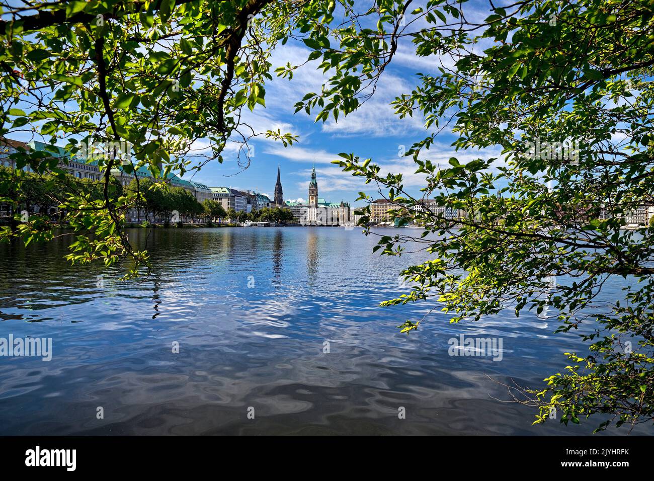 Binnenalster mit Stadtbild, Deutschland, Hamburg Stockfoto