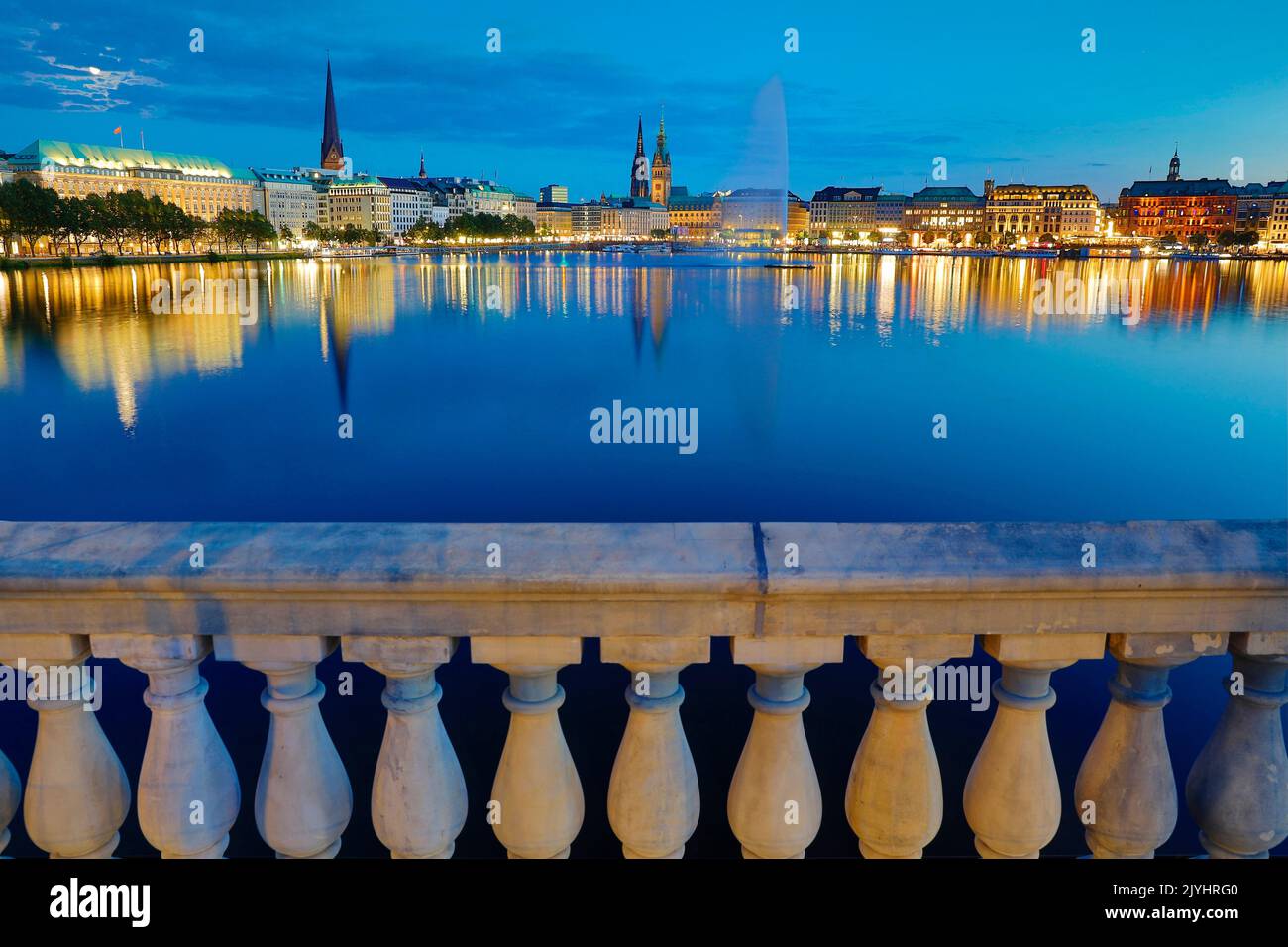 Binnenalster mit Brunnen und Stadtbild am Abend, Deutschland, Hamburg Stockfoto