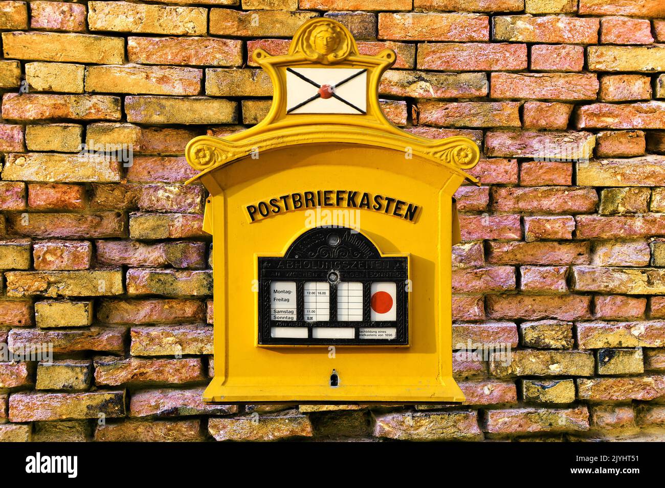 Alte Briefkasten auf einer alten Ziegelmauer, Deutschland Stockfoto