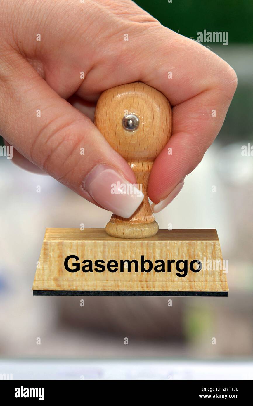 Frauenhand mit Stempelbeschriftung Gasembargo, Gasembargo, Deutschland Stockfoto