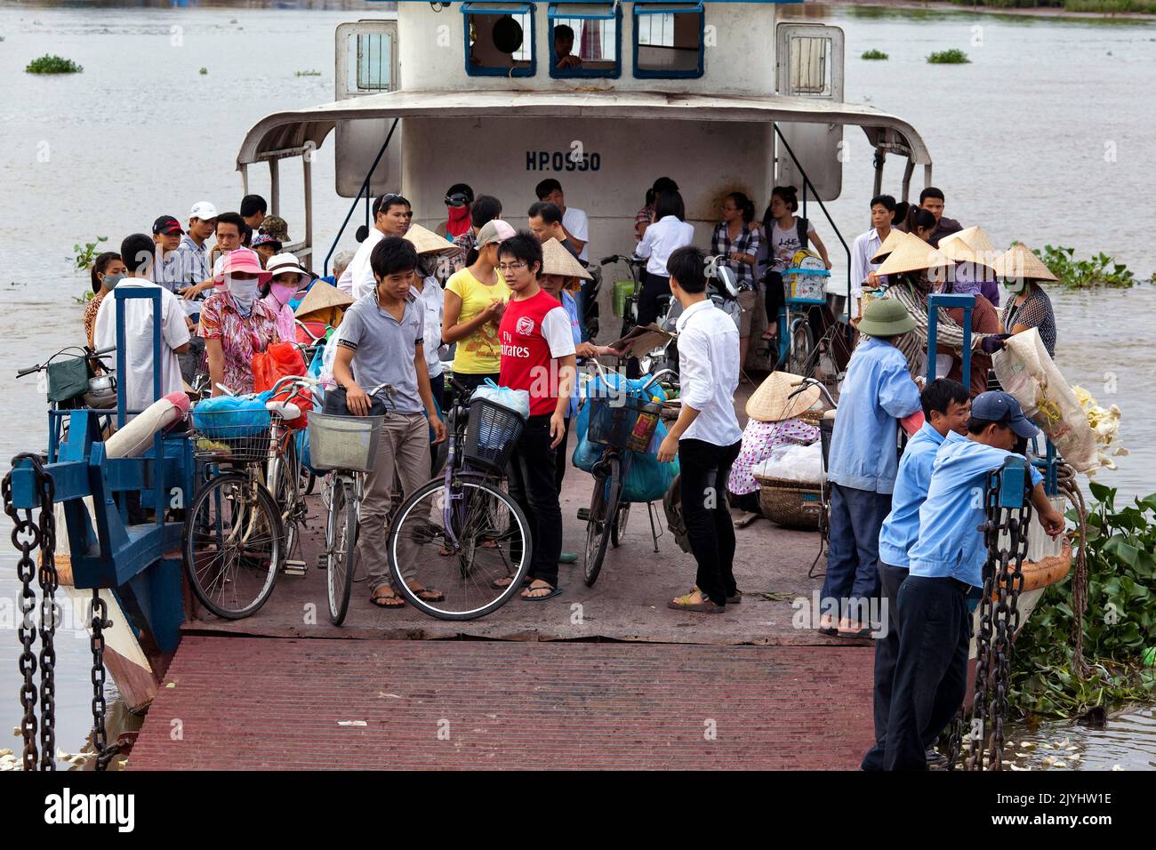 Passagiere und Fähre von Hai Phong nach Cat Ba, Vietnam Stockfoto