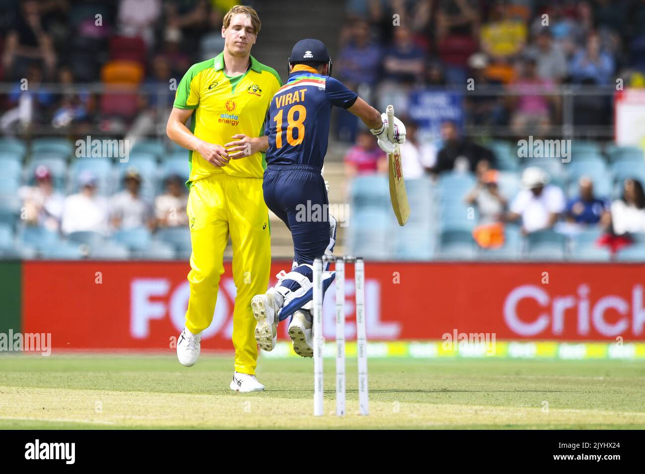 Virat Kohli aus Indien läuft um Cameron Green aus Australien, nachdem er beim dritten ODI-Cricket-Spiel zwischen Australien und Indien im Manuka Oval, Canberra, am Mittwoch, den 2. Dezember 2020, eine Grenze erreicht hat. (AAP IMAGE/LUKAS COCH) KEINE ARCHIVIERUNG, NUR REDAKTIONELLE VERWENDUNG, BILDER NUR FÜR NACHRICHTENBERICHTERSTATTUNG, KEINE KOMMERZIELLE NUTZUNG, KEINE VERWENDUNG IN BÜCHERN OHNE VORHERIGE SCHRIFTLICHE ZUSTIMMUNG VON AAP ** NUR FÜR REDAKTIONELLE ZWECKE, KEINE KOMMERZIELLE NUTZUNG, KEINE BÜCHER ** Stockfoto