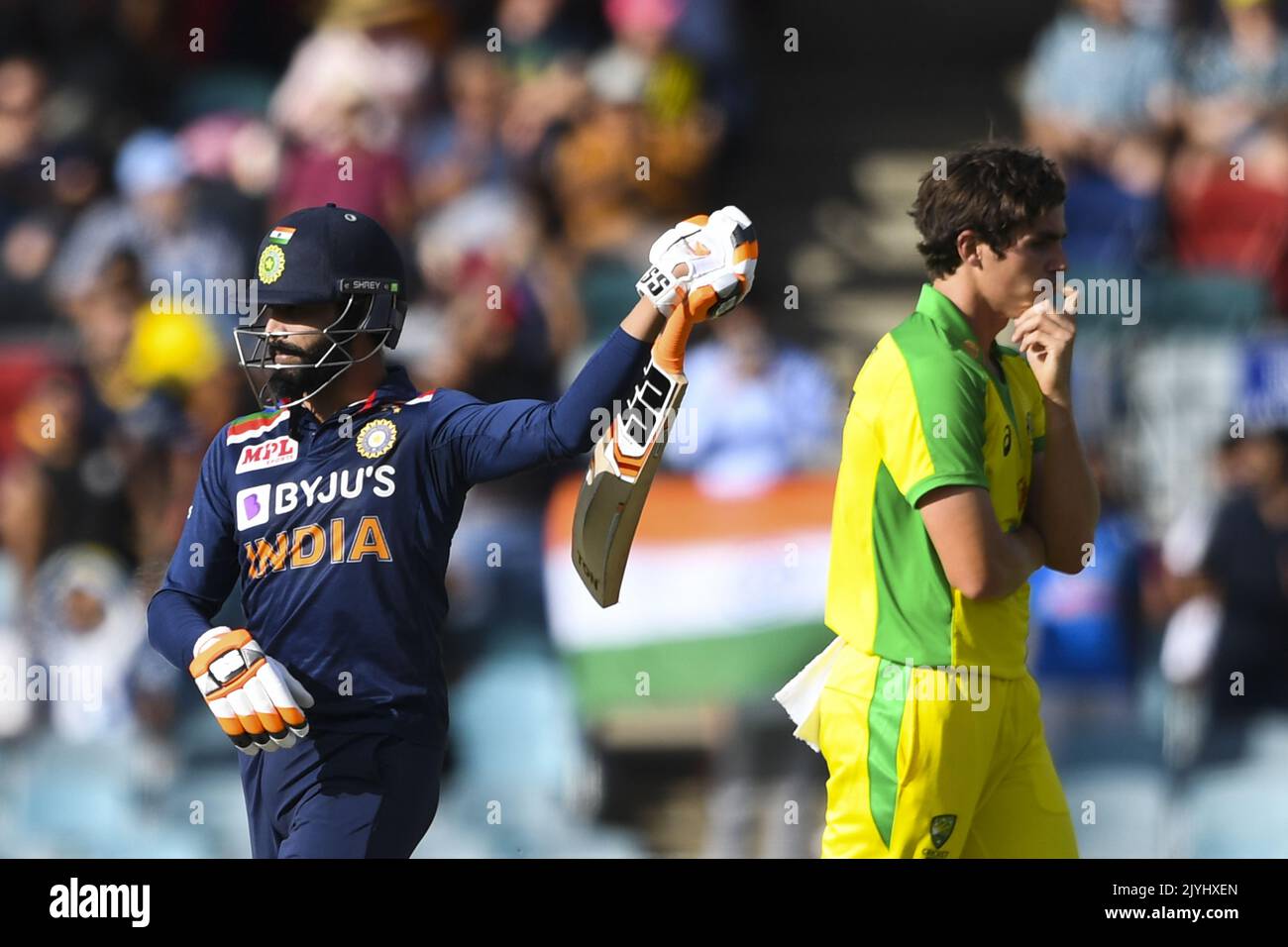 Ravindra Jadeja aus Indien feiert sein halbes Jahrhundert während des dritten ODI-Cricket-Spiels zwischen Australien und Indien im Manuka Oval, Canberra, Mittwoch, 2. Dezember 2020. (AAP IMAGE/LUKAS COCH) KEINE ARCHIVIERUNG, NUR REDAKTIONELLE VERWENDUNG, BILDER NUR FÜR NACHRICHTENBERICHTERSTATTUNG, KEINE KOMMERZIELLE NUTZUNG, KEINE VERWENDUNG IN BÜCHERN OHNE VORHERIGE SCHRIFTLICHE ZUSTIMMUNG VON AAP ** NUR FÜR REDAKTIONELLE ZWECKE, KEINE KOMMERZIELLE NUTZUNG, KEINE BÜCHER ** Stockfoto