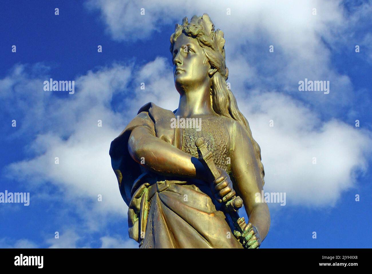 Kriegerdenkmal Germania in dorum vor bewölktem Himmel, Komponieren, Deutschland, Niedersachsen, Cuxhaven, Dorum Stockfoto