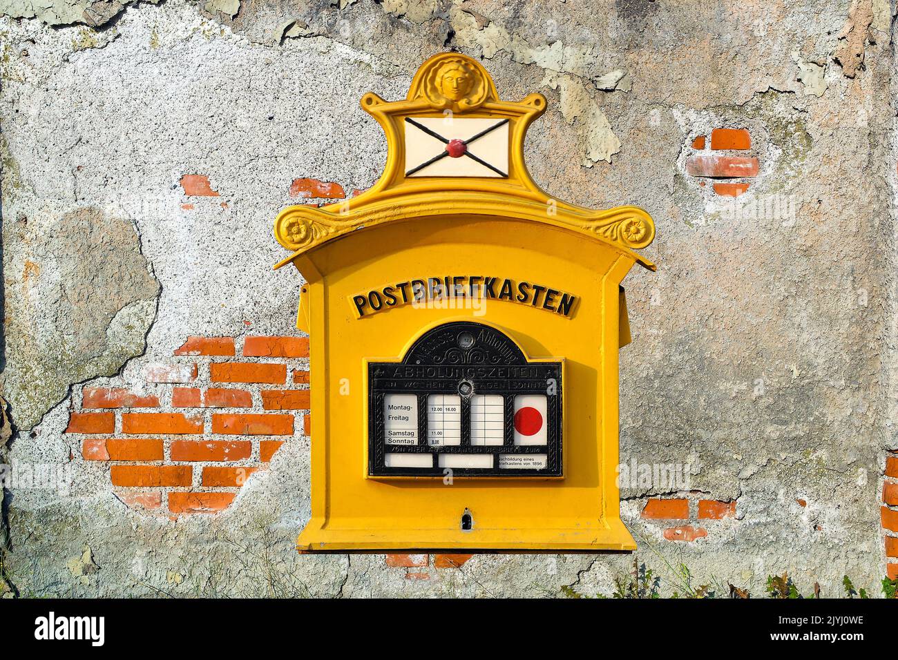 Alte Briefkiste auf einer maroden Fassade, Deutschland Stockfoto