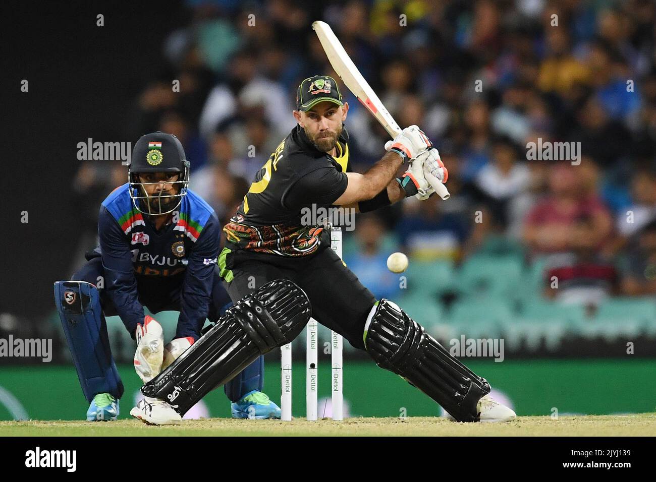 Glenn Maxwell aus Australien während des dritten Cricket-Spiels T20 zwischen Australien und Indien beim SCG, Sydney, Dienstag, 8. Dezember 2020. (AAP IMAGE/DEAN LEWINS) KEINE ARCHIVIERUNG, NUR REDAKTIONELLE VERWENDUNG, BILDER NUR FÜR NACHRICHTENBERICHTERSTATTUNG, KEINE KOMMERZIELLE VERWENDUNG, KEINE VERWENDUNG IN BÜCHERN OHNE VORHERIGE SCHRIFTLICHE ZUSTIMMUNG VON AAP ** NUR FÜR REDAKTIONELLE ZWECKE, KEINE KOMMERZIELLE VERWENDUNG, KEINE BÜCHER ** Stockfoto