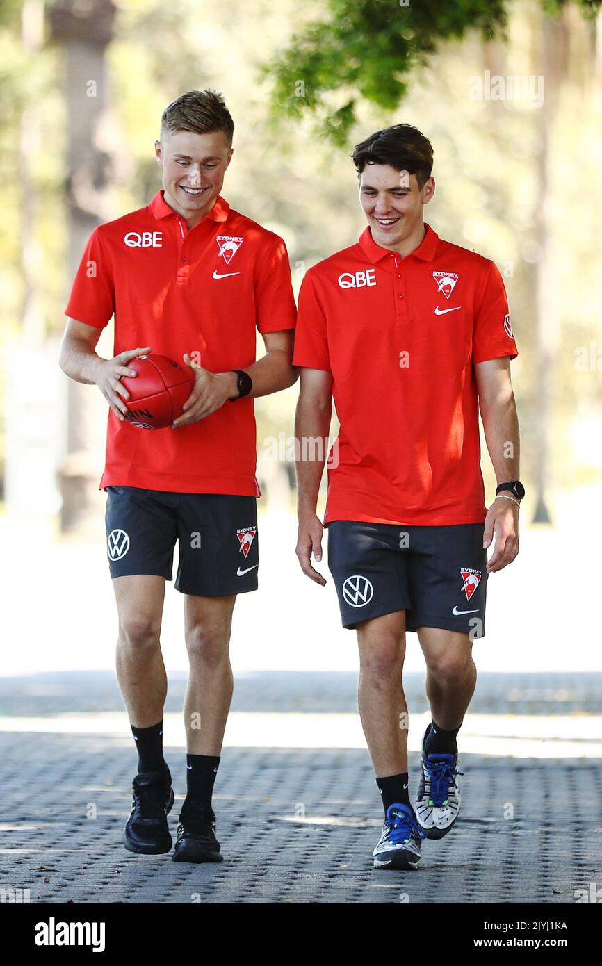 Braeden Campbell und Errol Gulden von den Sydney Swans, die in der ersten Runde des AFL Draft Walk Together 2020 am Mittwoch, den 10. Dezember 2020 in Sydney ausgewählt wurden. (AAP IMAGE/BRENDON THORNE) KEINE ARCHIVIERUNG, NUR REDAKTIONELLE VERWENDUNG ** AUSSCHLIESSLICH REDAKTIONELLE VERWENDUNG, KEINE KOMMERZIELLE NUTZUNG, KEINE BÜCHER ** Stockfoto