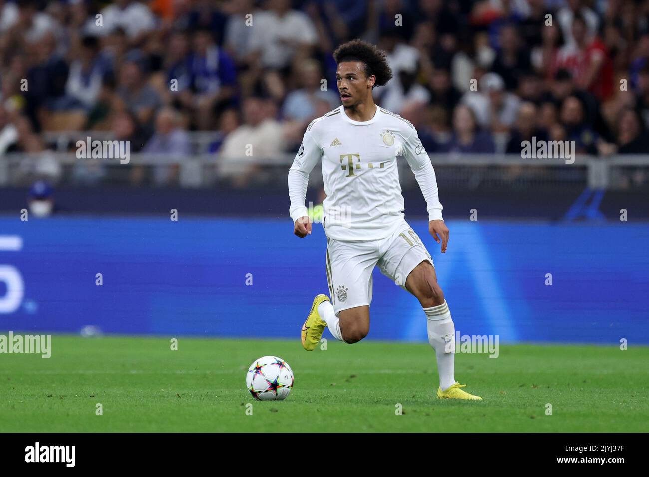 Mailand, Italien. 07. September 2022. Leroy Sane vom FC Bayern München kämpft während des UEFA Champions League Gruppe-C-Spiels zwischen dem FC Internazionale und dem FC Bayern München im Stadio Giuseppe Meazza am 7. September 2022 in Mailand Italien um den Ball. Quelle: Marco Canoniero/Alamy Live News Stockfoto