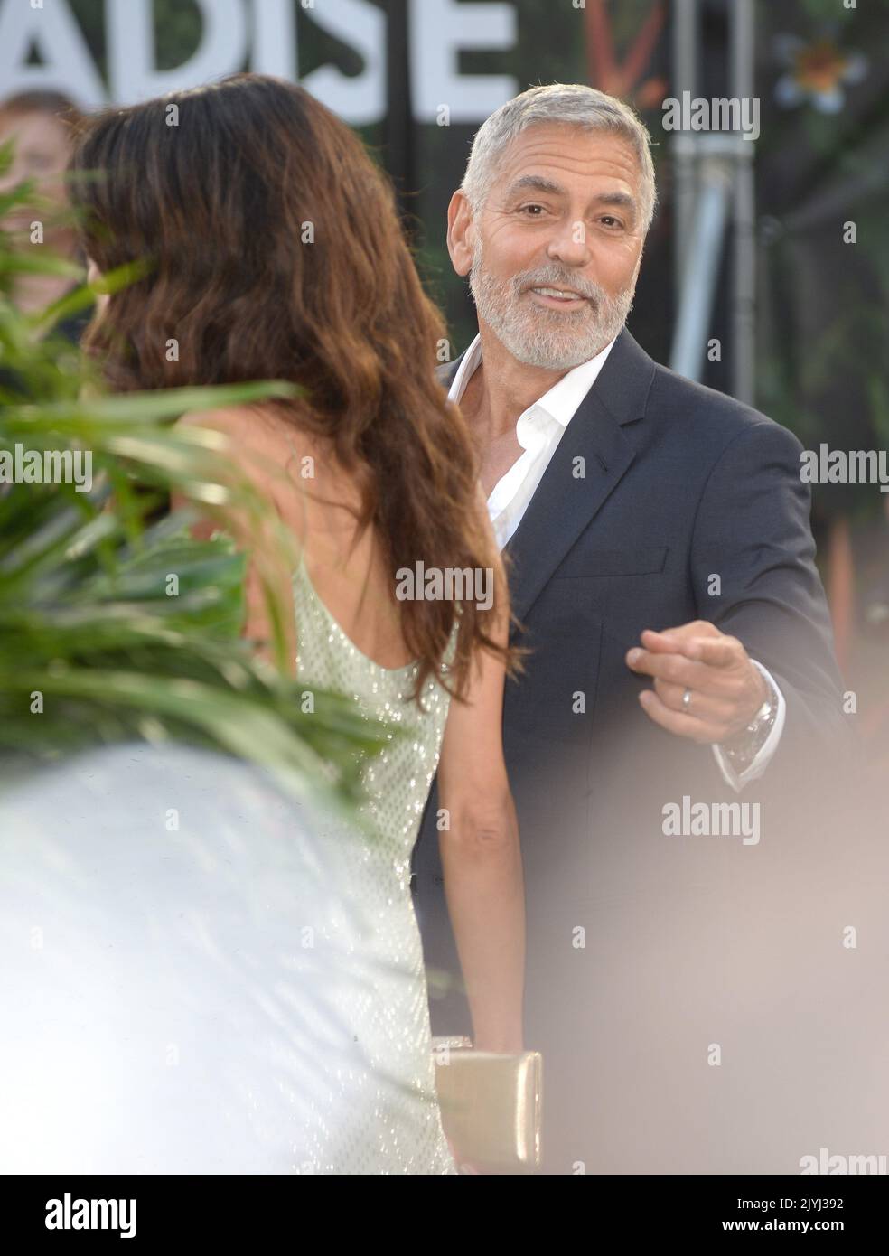 Foto muss gutgeschrieben werden ©Alpha Press 078237 07/09/2022 George Clooney und Frau Amal Clooney bei der Weltpremiere von Ticket to Paradise, die auf dem Odeon Luxe Leicester Square in London stattfand. Stockfoto