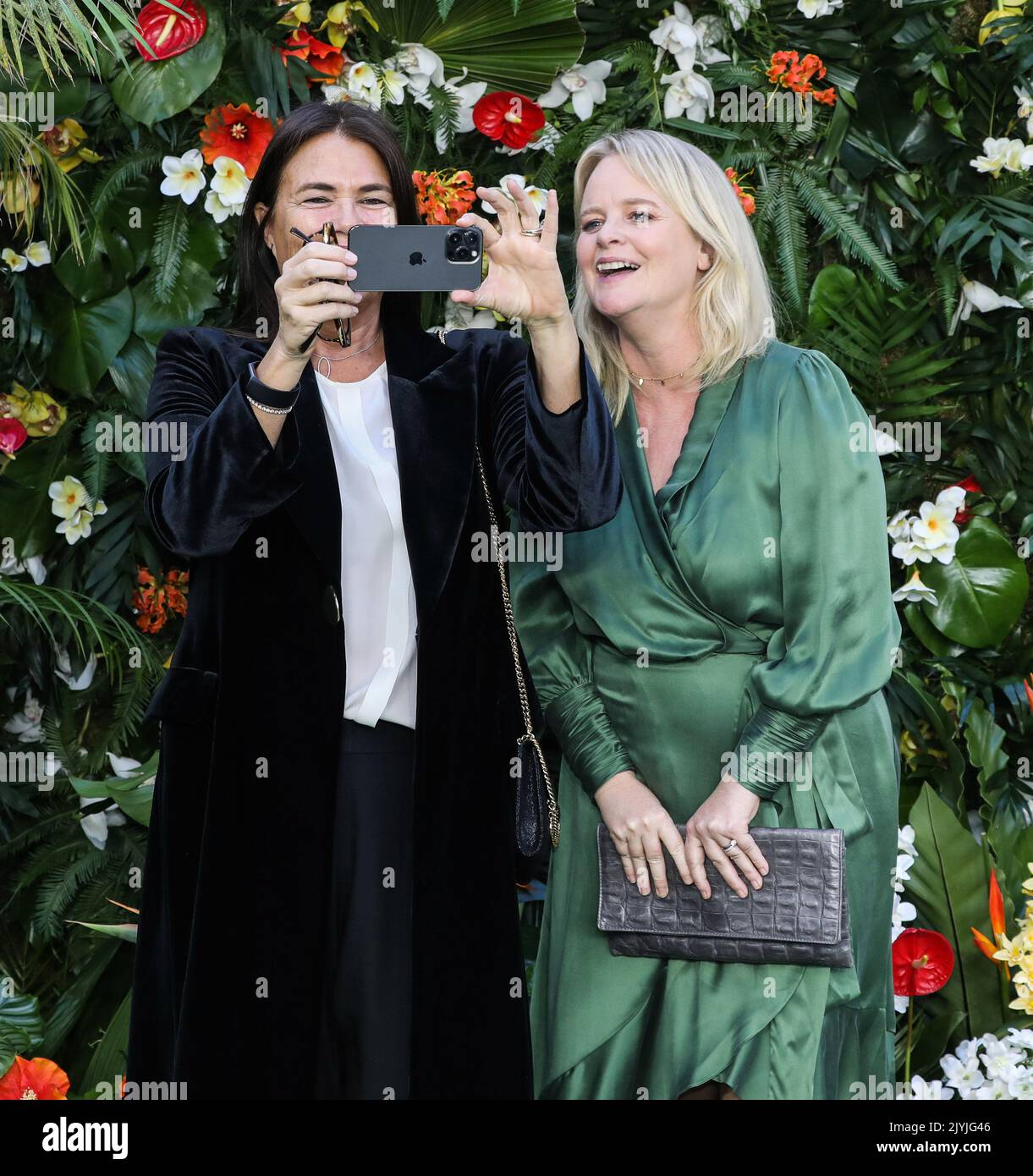 (L-R) Deborah Balderstone und Sarah Harvey besuchen die Weltpremiere von Ticket to Paradise auf dem Odeon Luxe Leicester Square in London. Stockfoto