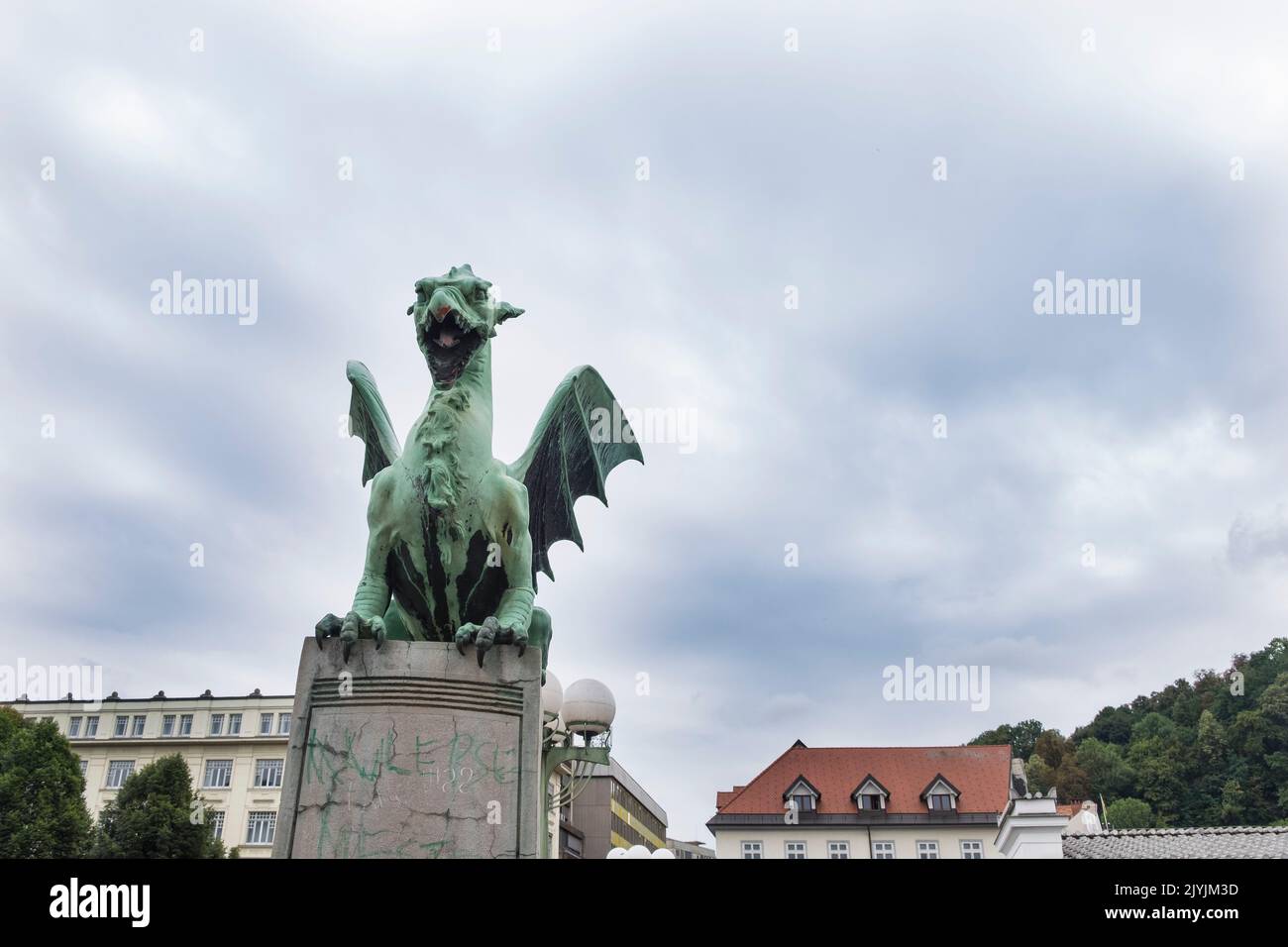 Slowenien, Ljubljana, Drachenbrücke, Drachenstatue auf der Drachenbrücke Zmajski Stockfoto