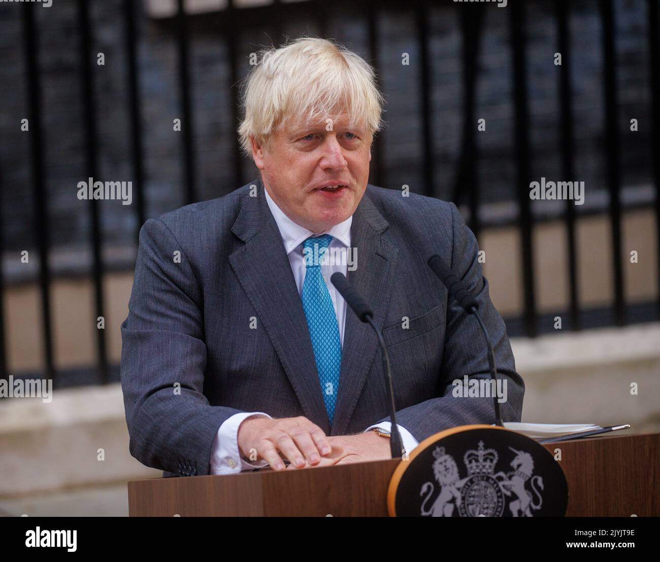 Der ehemalige Premierminister Boris Johnson kündigt seinen Rücktritt in der Downing Street an. Die neue Premierministerin, Liz Truss, wird das Amt übernehmen. Stockfoto