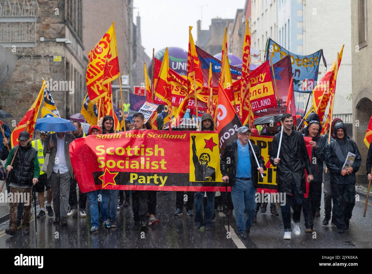 Edinburgh, Schottland, Großbritannien. 8.. September 2022. Die STUC und ihre angeschlossenen Gewerkschaften veranstalten heute einen marsch und eine Kundgebung vor dem schottischen Parlament in Holyrood in Edinburgh. Die STUC veranstaltete die Kundgebung, um gegen die Lebenshaltungskrise zu protestieren und rief sowohl die Regierung von Westminster als auch die schottische Regierung dazu auf, Lohnerhöhungen für Beschäftigte des öffentlichen Sektors bereitzustellen. Iain Masterton/Alamy Live News Stockfoto
