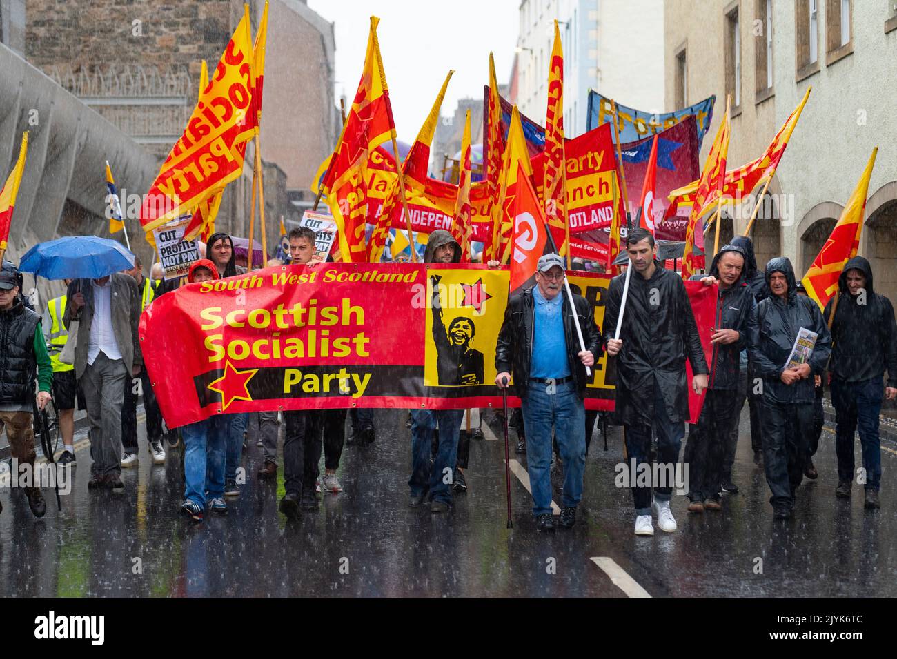 Edinburgh, Schottland, Großbritannien. 8.. September 2022. Die STUC und ihre angeschlossenen Gewerkschaften veranstalten heute einen marsch und eine Kundgebung vor dem schottischen Parlament in Holyrood in Edinburgh. Die STUC veranstaltete die Kundgebung, um gegen die Lebenshaltungskrise zu protestieren und rief sowohl die Regierung von Westminster als auch die schottische Regierung dazu auf, Lohnerhöhungen für Beschäftigte des öffentlichen Sektors bereitzustellen. Iain Masterton/Alamy Live News Stockfoto