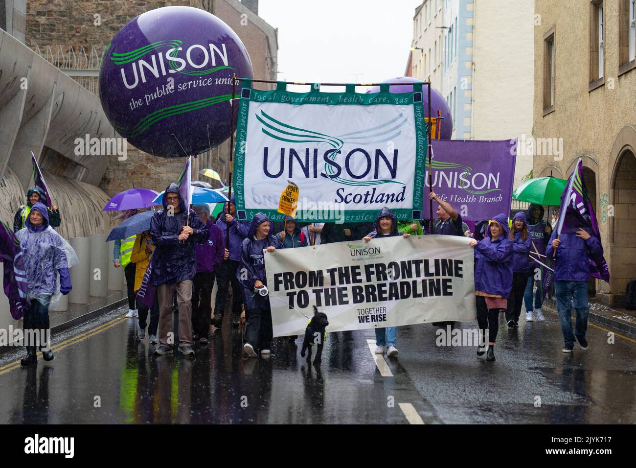 Edinburgh, Schottland, Großbritannien. 8.. September 2022. Die STUC und ihre angeschlossenen Gewerkschaften veranstalten heute einen marsch und eine Kundgebung vor dem schottischen Parlament in Holyrood in Edinburgh. Die STUC veranstaltete die Kundgebung, um gegen die Lebenshaltungskrise zu protestieren und rief sowohl die Regierung von Westminster als auch die schottische Regierung dazu auf, Lohnerhöhungen für Beschäftigte des öffentlichen Sektors bereitzustellen. Iain Masterton/Alamy Live News Stockfoto