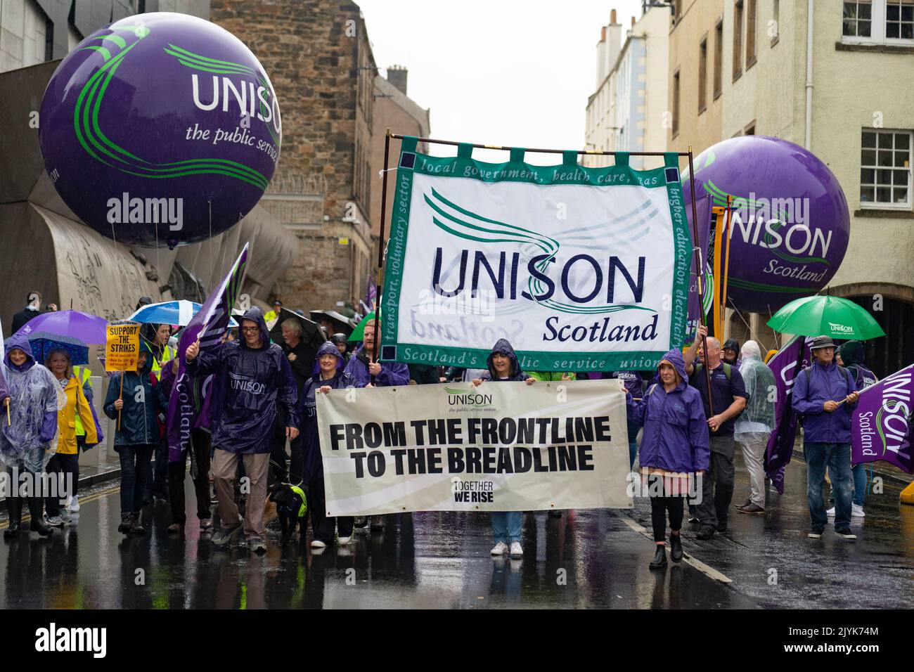 Edinburgh, Schottland, Großbritannien. 8.. September 2022. Die STUC und ihre angeschlossenen Gewerkschaften veranstalten heute einen marsch und eine Kundgebung vor dem schottischen Parlament in Holyrood in Edinburgh. Die STUC veranstaltete die Kundgebung, um gegen die Lebenshaltungskrise zu protestieren und rief sowohl die Regierung von Westminster als auch die schottische Regierung dazu auf, Lohnerhöhungen für Beschäftigte des öffentlichen Sektors bereitzustellen. Iain Masterton/Alamy Live News Stockfoto