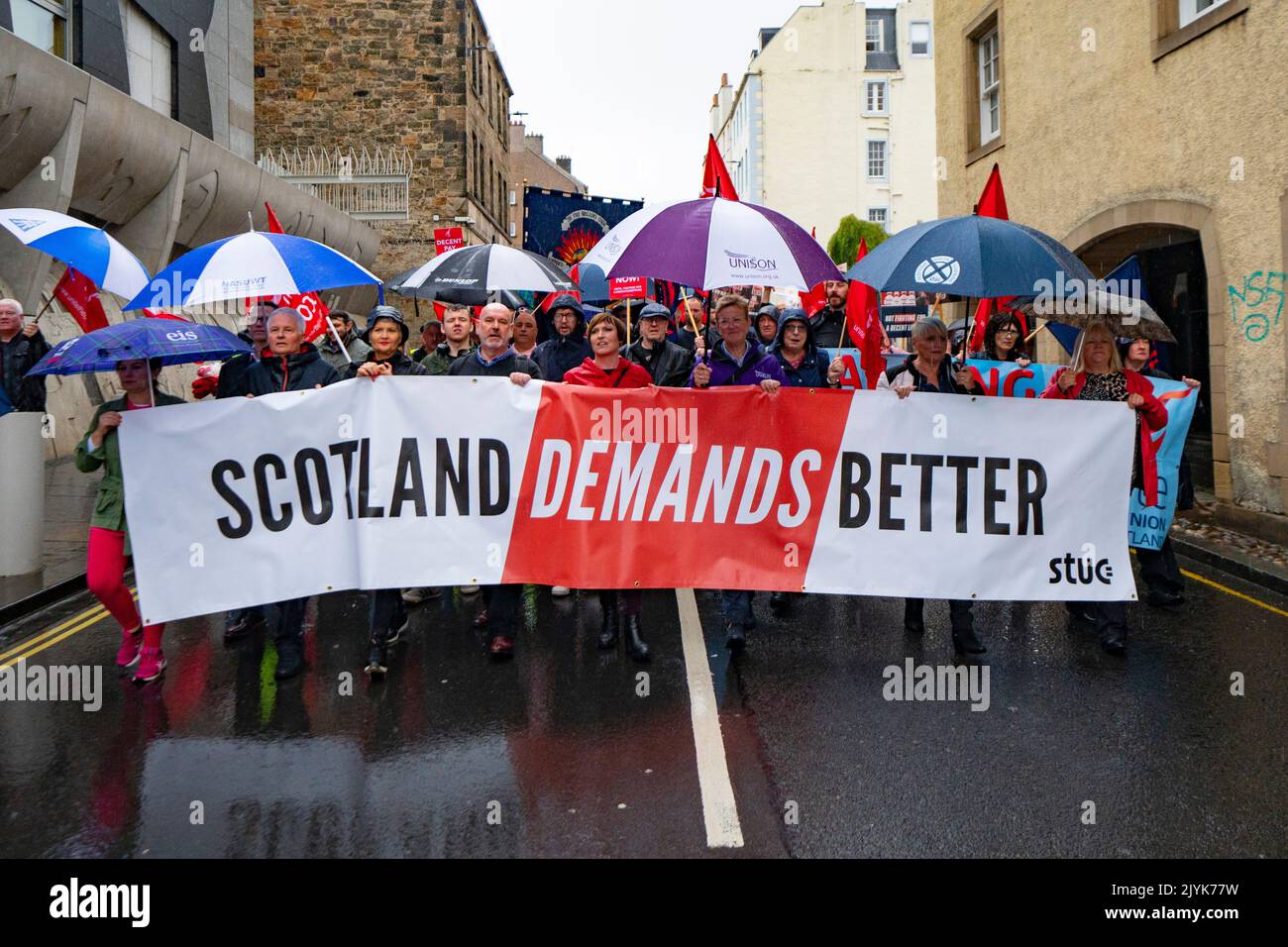 Edinburgh, Schottland, Großbritannien. 8.. September 2022. Die STUC und ihre angeschlossenen Gewerkschaften veranstalten heute einen marsch und eine Kundgebung vor dem schottischen Parlament in Holyrood in Edinburgh. Die STUC veranstaltete die Kundgebung, um gegen die Lebenshaltungskrise zu protestieren und rief sowohl die Regierung von Westminster als auch die schottische Regierung dazu auf, Lohnerhöhungen für Beschäftigte des öffentlichen Sektors bereitzustellen. Iain Masterton/Alamy Live News Stockfoto