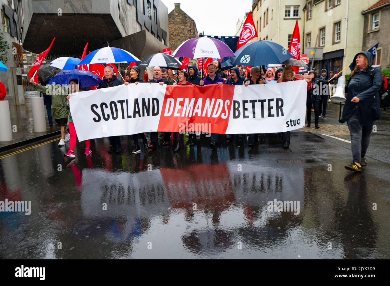 Edinburgh, Schottland, Großbritannien. 8.. September 2022. Die STUC und ihre angeschlossenen Gewerkschaften veranstalten heute einen marsch und eine Kundgebung vor dem schottischen Parlament in Holyrood in Edinburgh. Die STUC veranstaltete die Kundgebung, um gegen die Lebenshaltungskrise zu protestieren und rief sowohl die Regierung von Westminster als auch die schottische Regierung dazu auf, Lohnerhöhungen für Beschäftigte des öffentlichen Sektors bereitzustellen. Iain Masterton/Alamy Live News Stockfoto