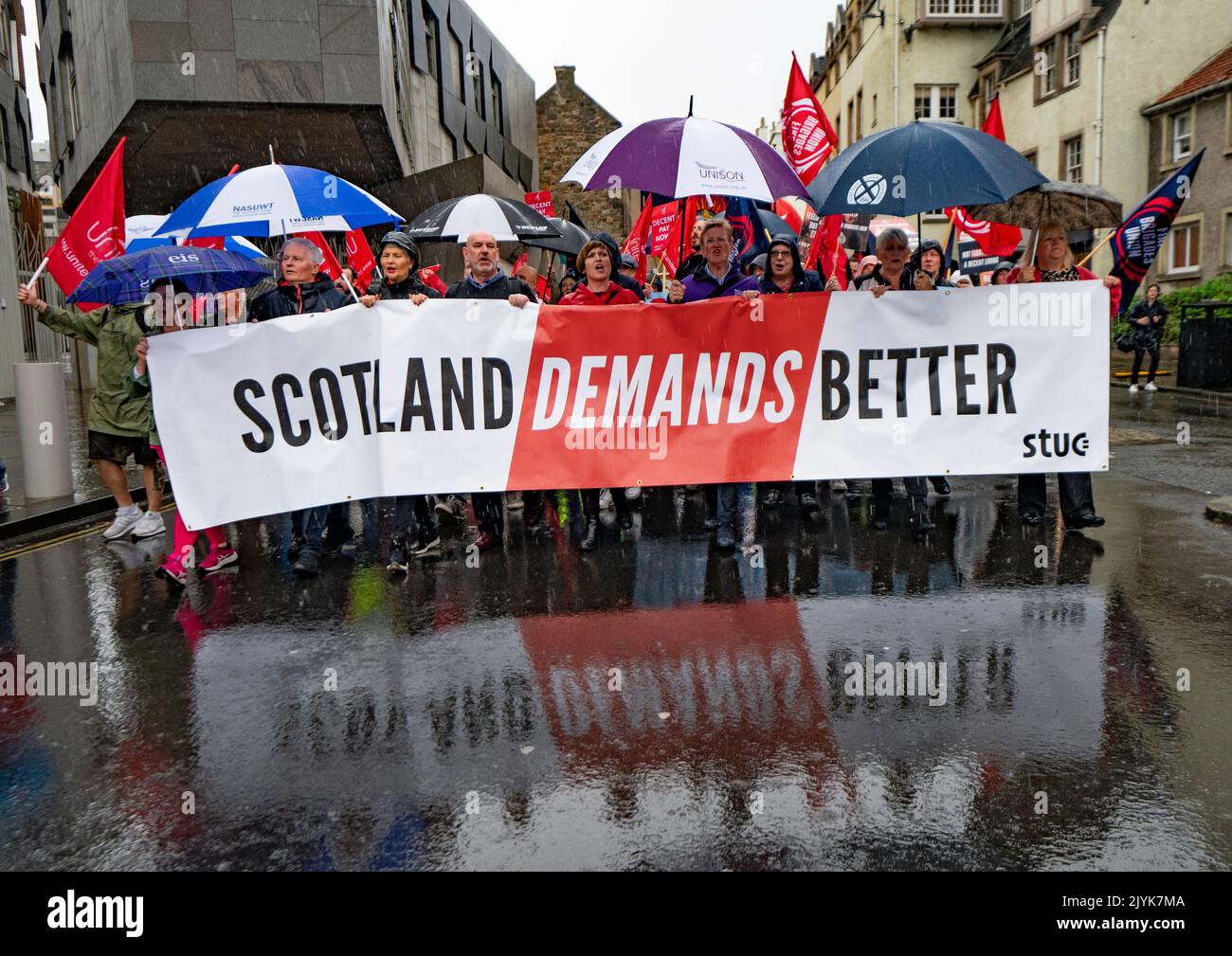 Edinburgh, Schottland, Großbritannien. 8.. September 2022. Die STUC und ihre angeschlossenen Gewerkschaften veranstalten heute einen marsch und eine Kundgebung vor dem schottischen Parlament in Holyrood in Edinburgh. Die STUC veranstaltete die Kundgebung, um gegen die Lebenshaltungskrise zu protestieren und rief sowohl die Regierung von Westminster als auch die schottische Regierung dazu auf, Lohnerhöhungen für Beschäftigte des öffentlichen Sektors bereitzustellen. Iain Masterton/Alamy Live News Stockfoto