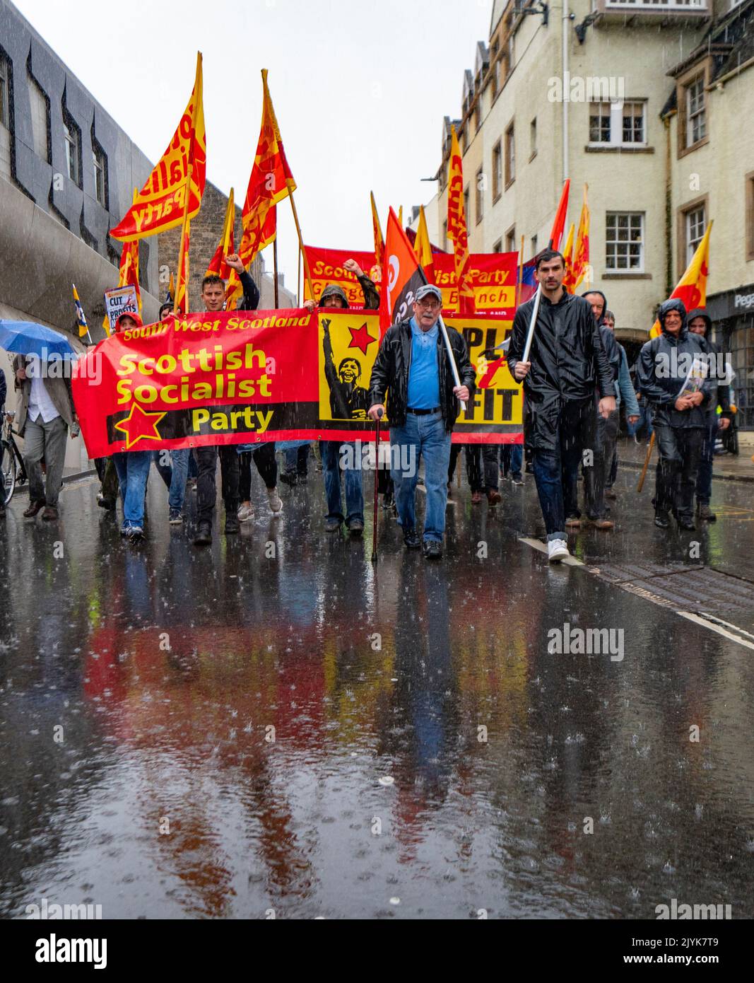 Edinburgh, Schottland, Großbritannien. 8.. September 2022. Die STUC und ihre angeschlossenen Gewerkschaften veranstalten heute einen marsch und eine Kundgebung vor dem schottischen Parlament in Holyrood in Edinburgh. Die STUC veranstaltete die Kundgebung, um gegen die Lebenshaltungskrise zu protestieren und rief sowohl die Regierung von Westminster als auch die schottische Regierung dazu auf, Lohnerhöhungen für Beschäftigte des öffentlichen Sektors bereitzustellen. Iain Masterton/Alamy Live News Stockfoto